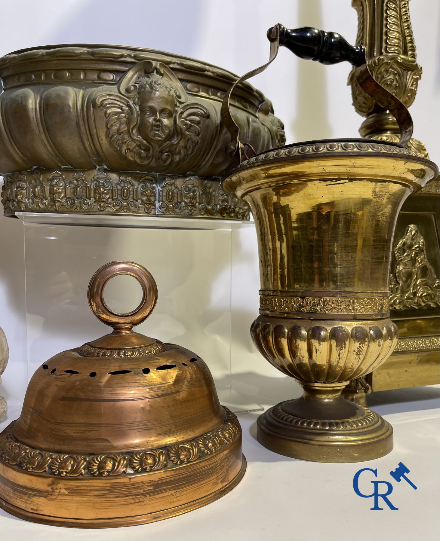 Lot d'objets religieux en bois et cuivre. XVIIIe - XIXe siècle. 4 chandeliers, une jardinière en cuivre, une cloche d'église et autres.