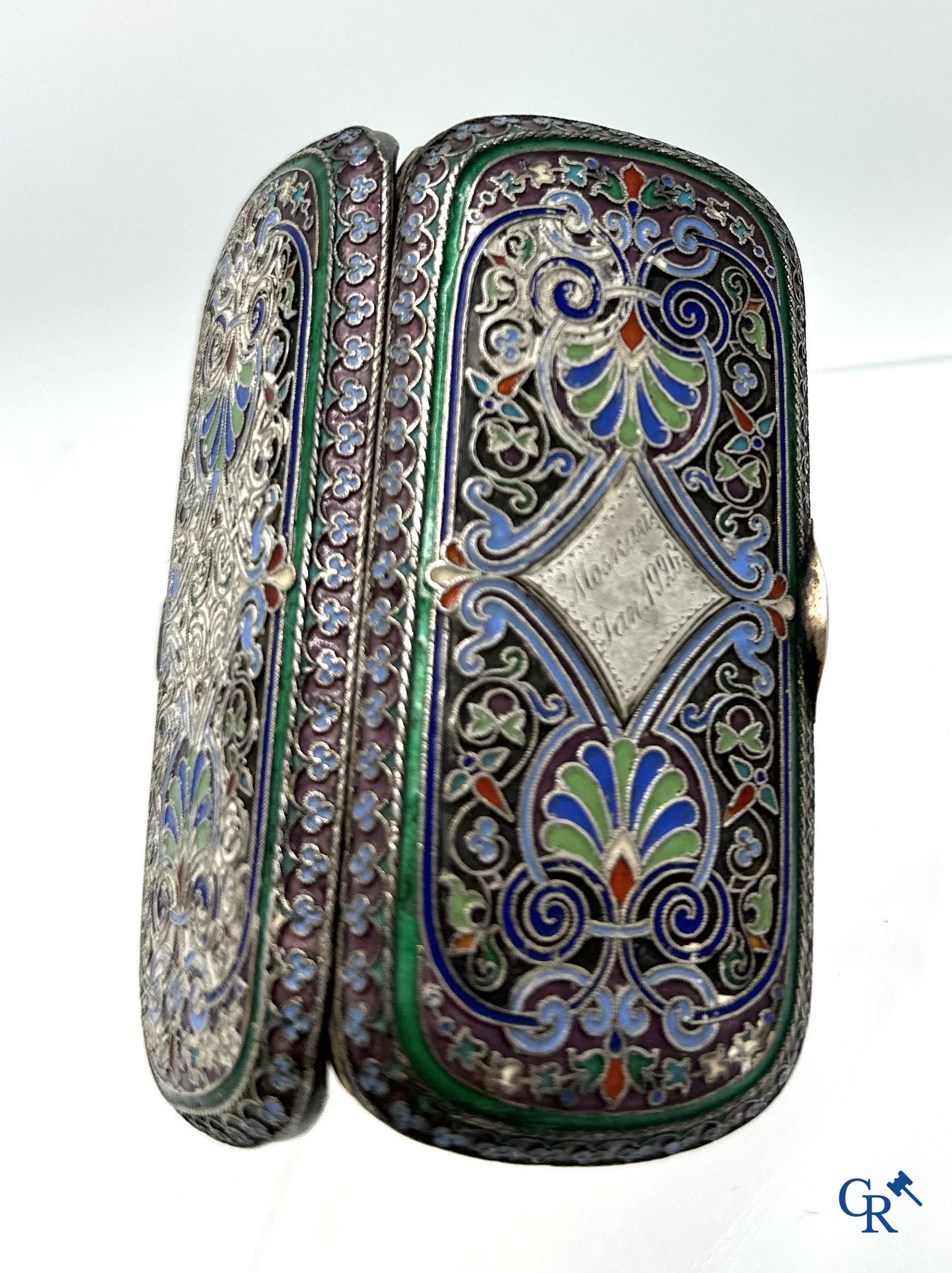 Russian silver: Cigarette holder in silver and enamel, interior in vermeil. <br />
Pavel Ovchhinnikov, Moscow around 1887.