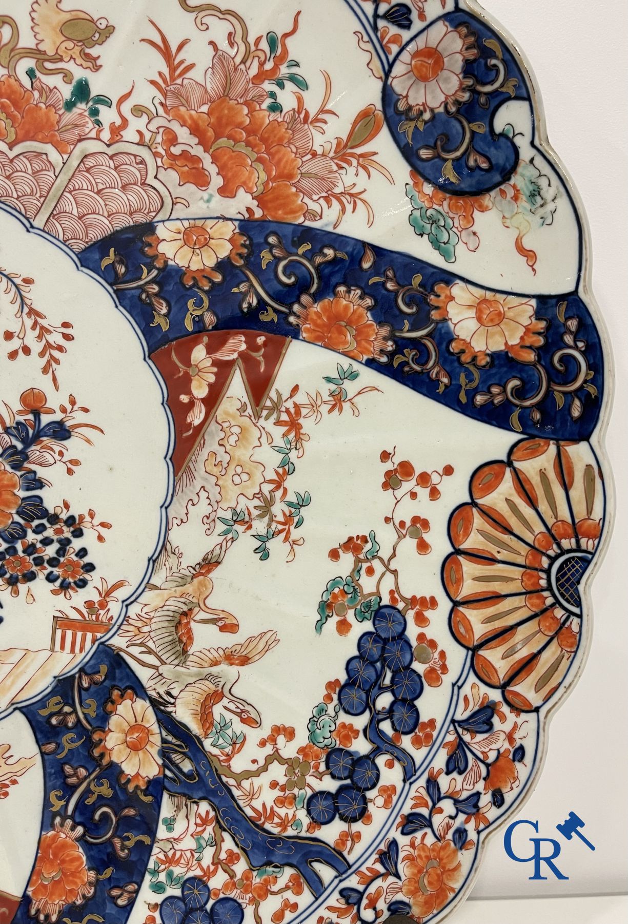 Asian Art: An imposing dish in imari porcelain. 19th century.