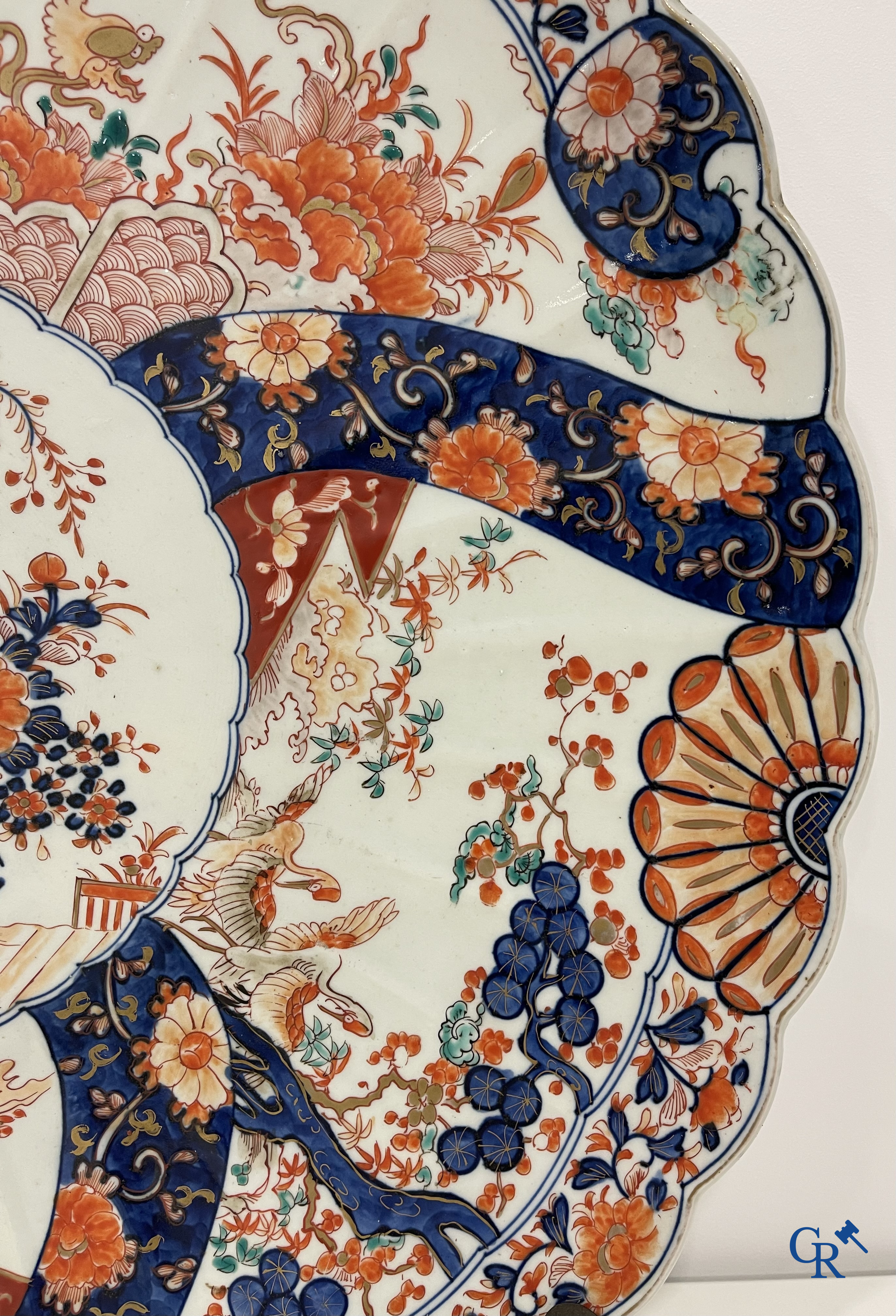 Asian Art: An imposing dish in imari porcelain. 19th century.