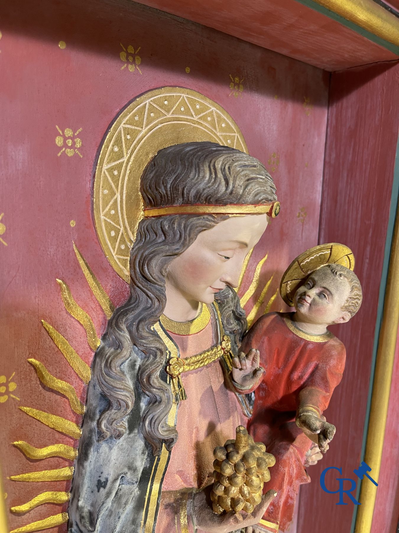 Une statue en bois du 19ème siècle et une vitrine en bois avec une représentation en plâtre d'une Vierge à l'enfant.