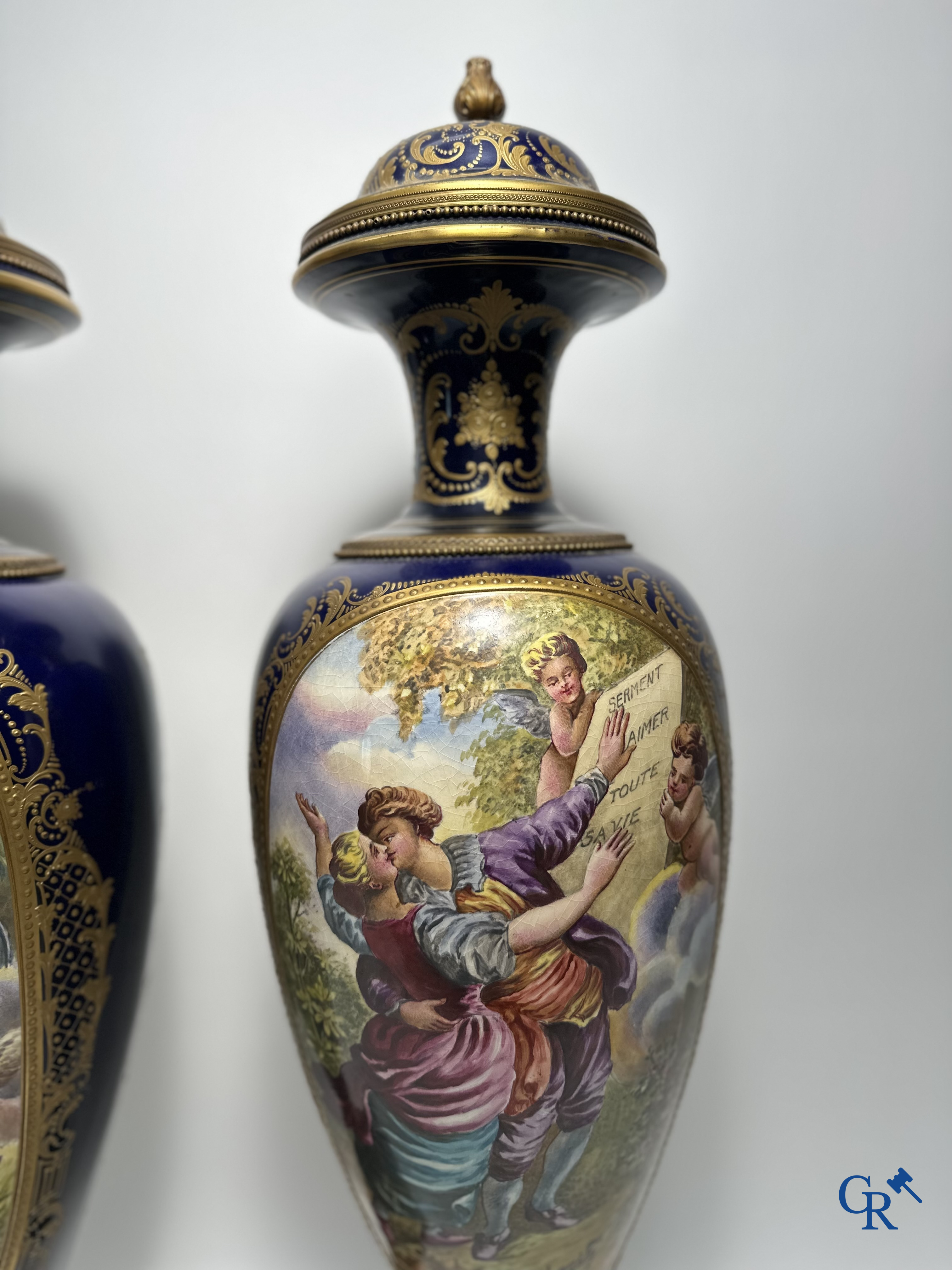 Sèvres: Paire de grands vases en porcelaine de Sèvres avec monture en bronze. Fin du 19ème siècle.