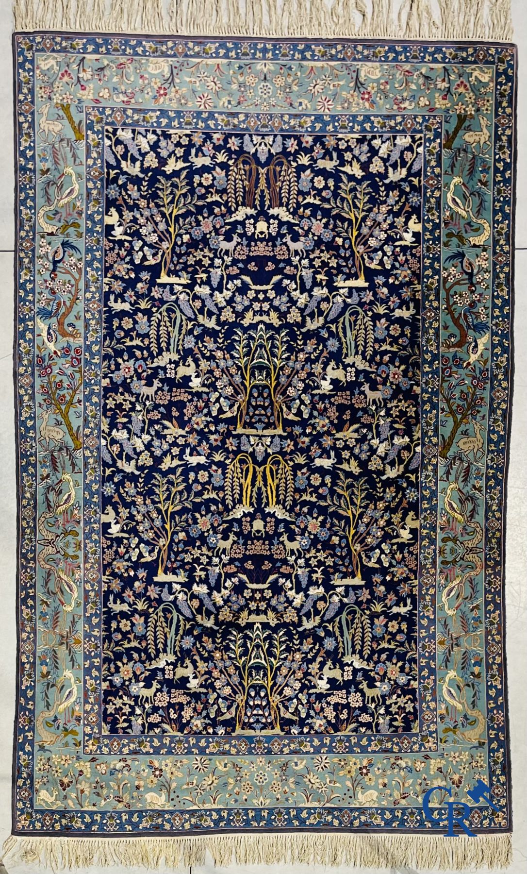 Tapis: Iran. Ispahan, tapis persan noué à la main avec un décor d'animaux, d'oiseaux, de plantes et de fleurs.