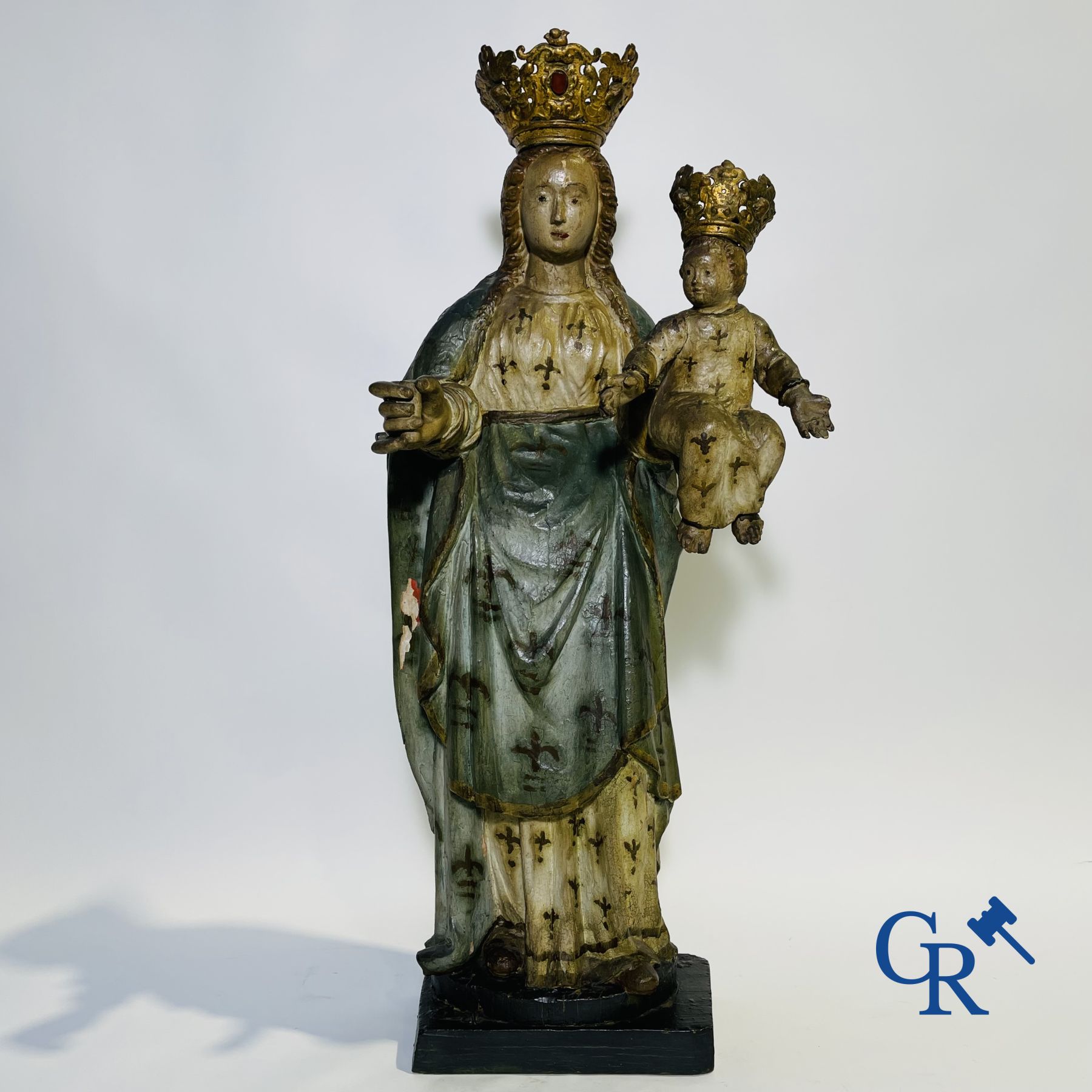 Sculpture Baroque en bois polychrome d'une Vierge à l'enfant. La couronne est incrustée d'une pierre semblable à de l'ambre.