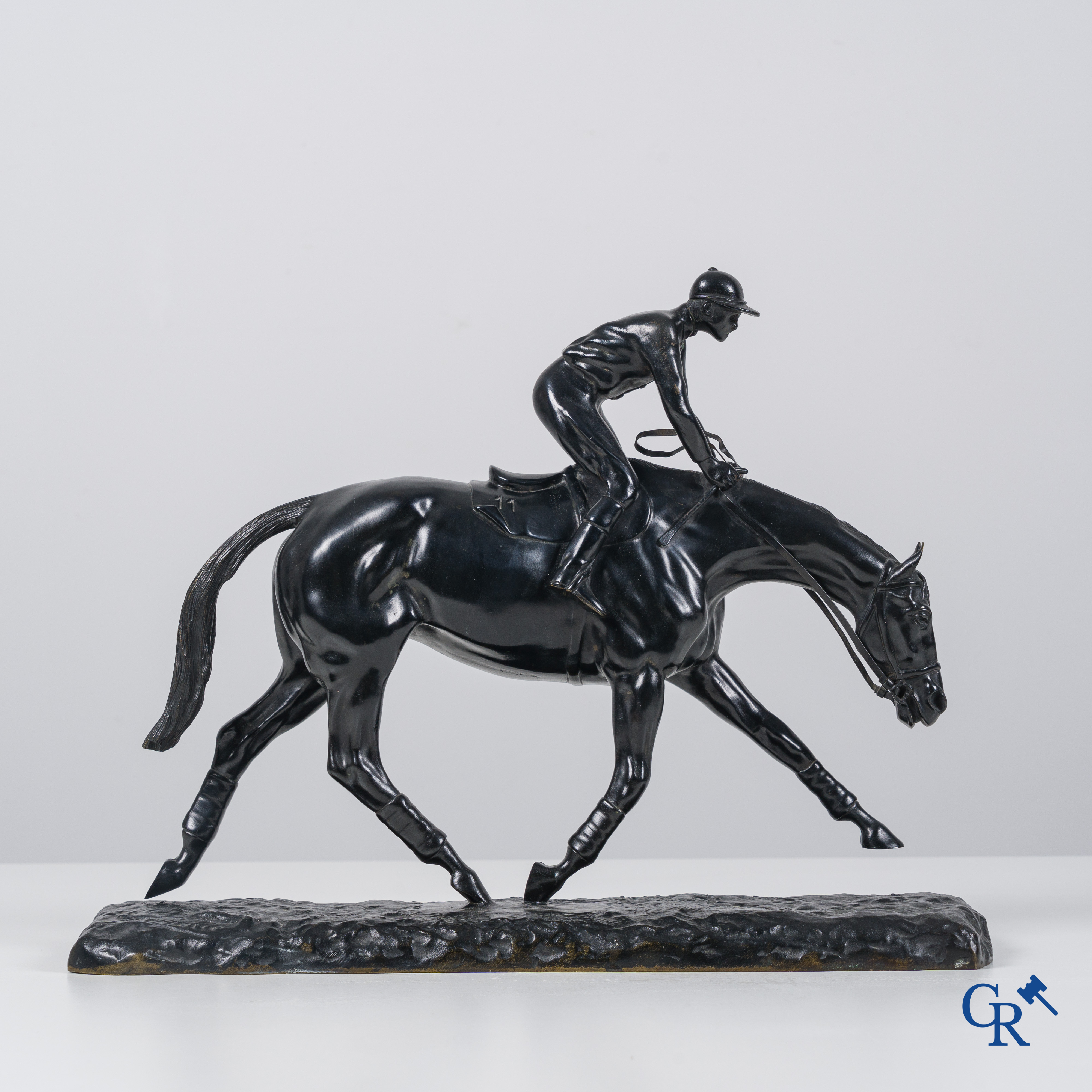 Roger de Minvielle (1897-1987)(*) Jockey. Statue en bronze avec patine brun foncé. Signée Minvielle.