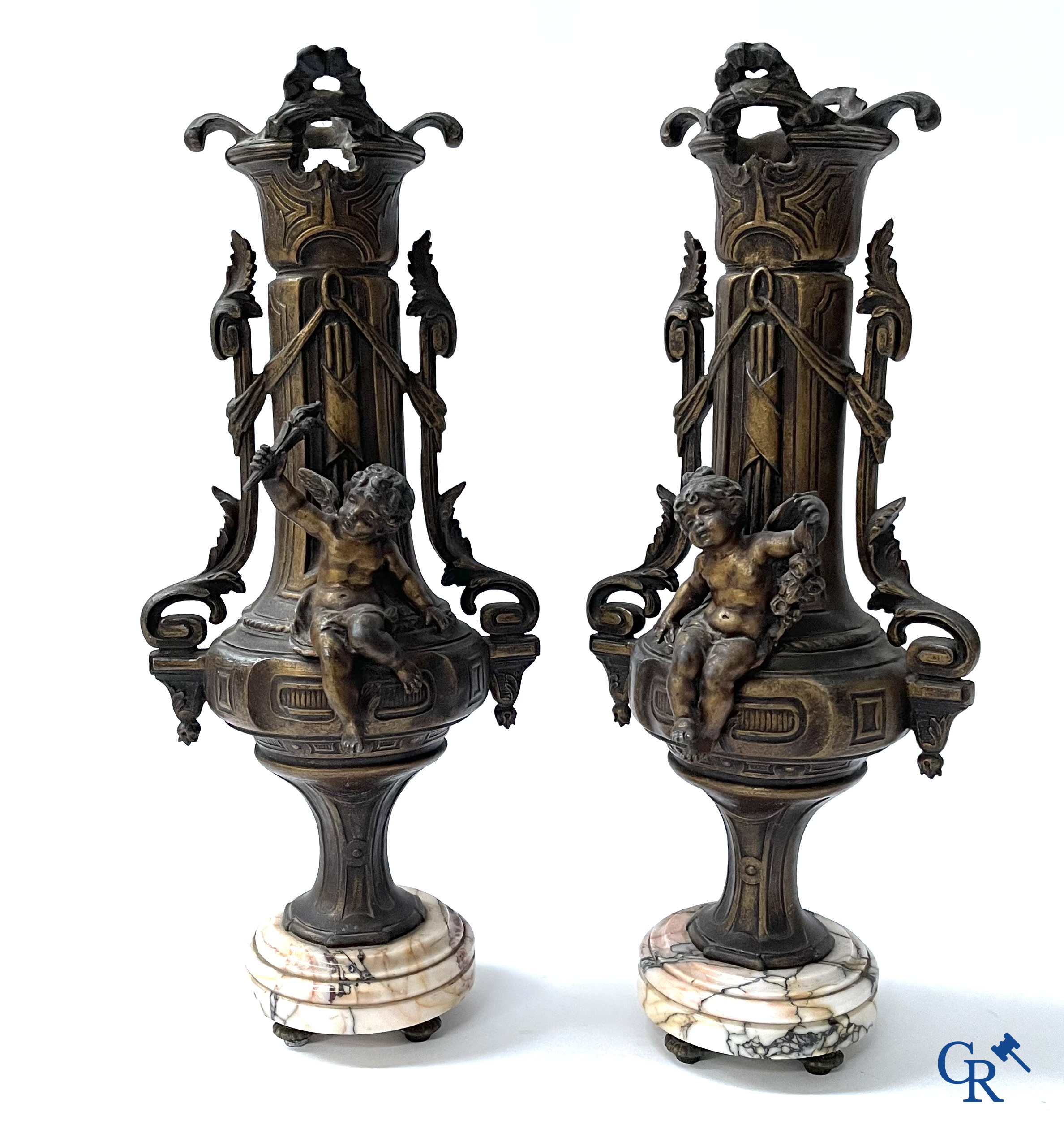 Louis & François Moreau (d'àprès). Grande garniture de cheminée 3 pièces en régule et marbre. Vers 1910.