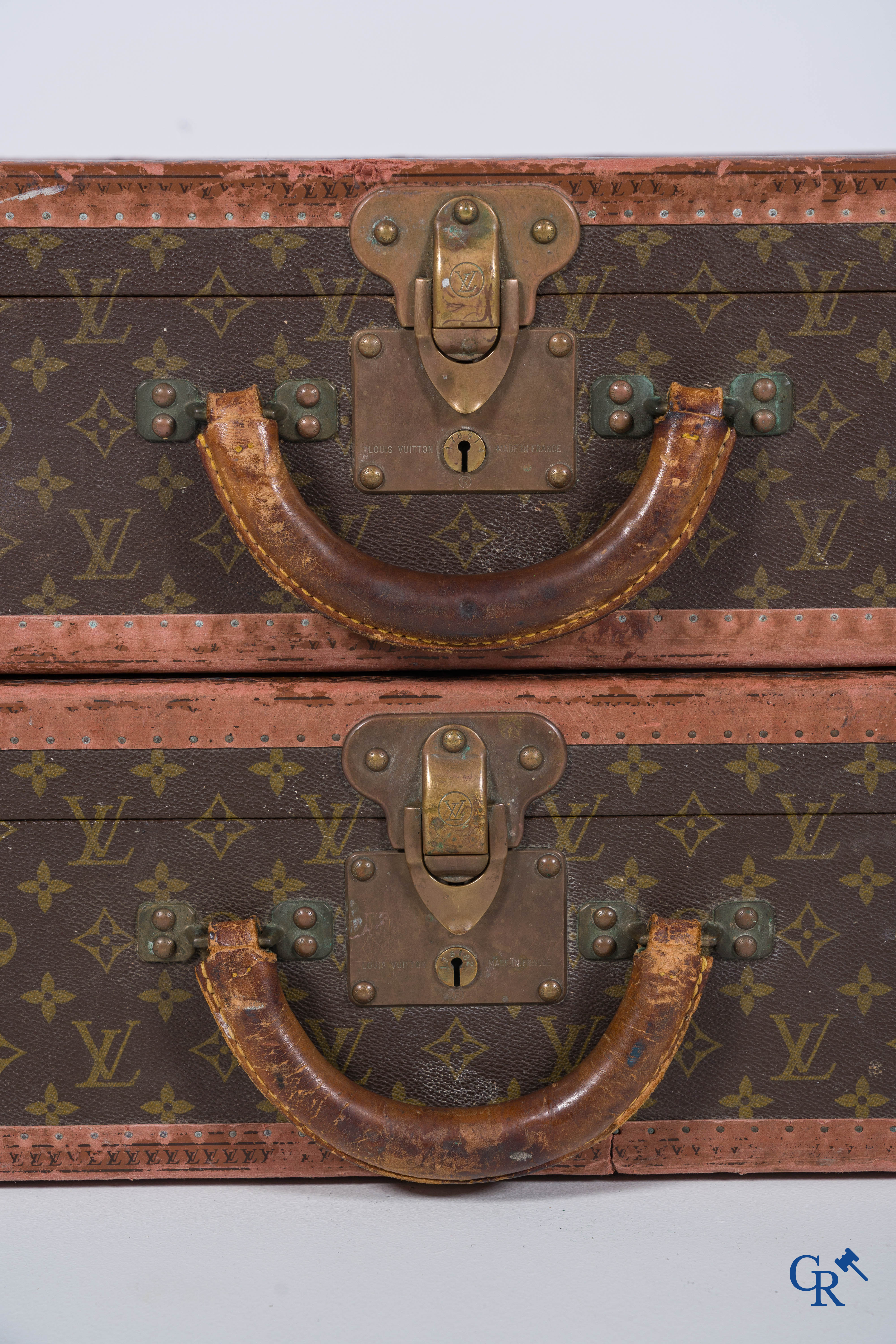 Louis Vuitton, 2 valises dont 1 avec une étiquette Av. Marceau 78 bis Paris et numéroté 982010.