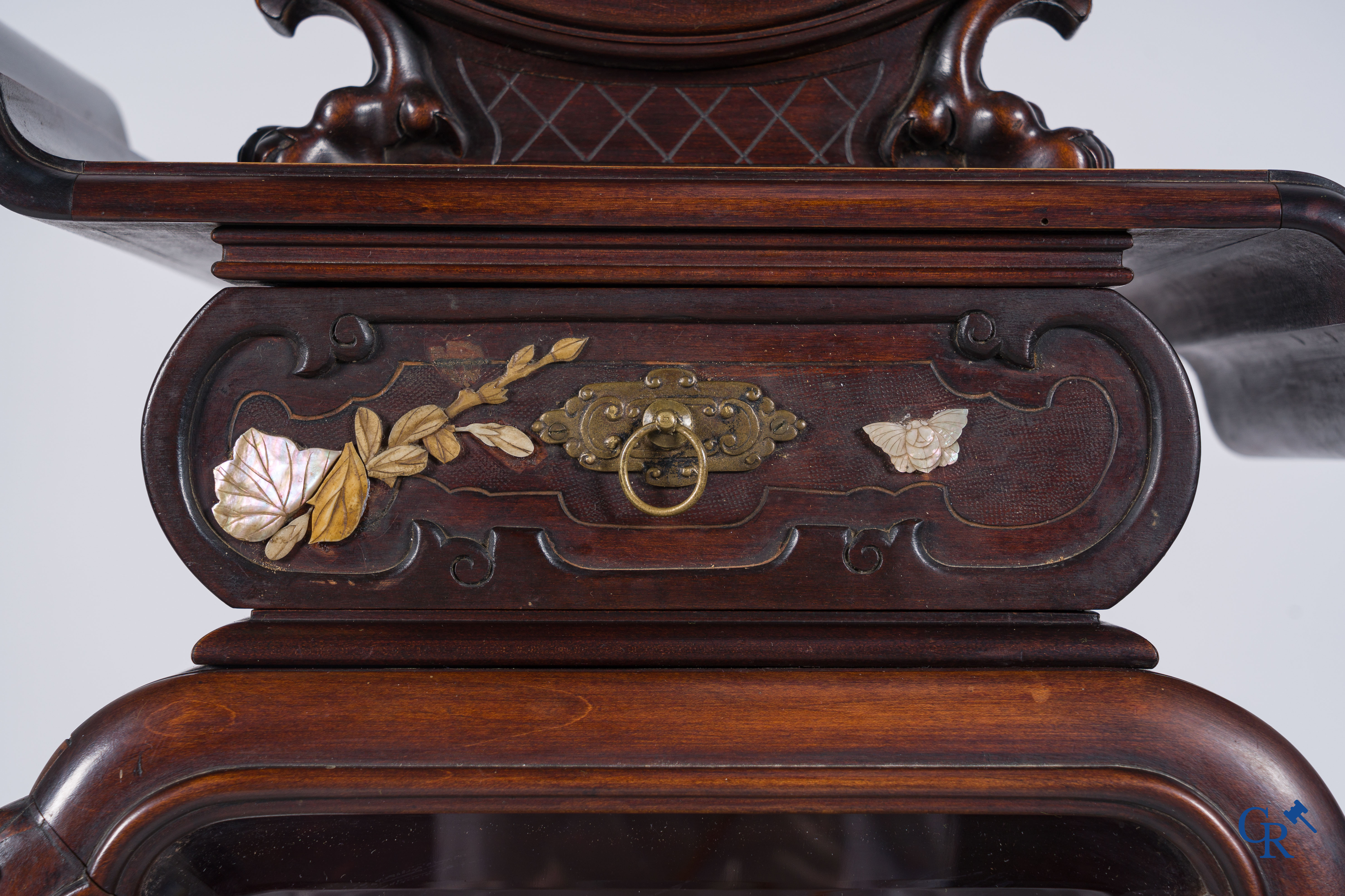 In the manner of Gabriel Viardot. A display cabinet in Japanese style with bronze fittings. Paris work, late 19th century.