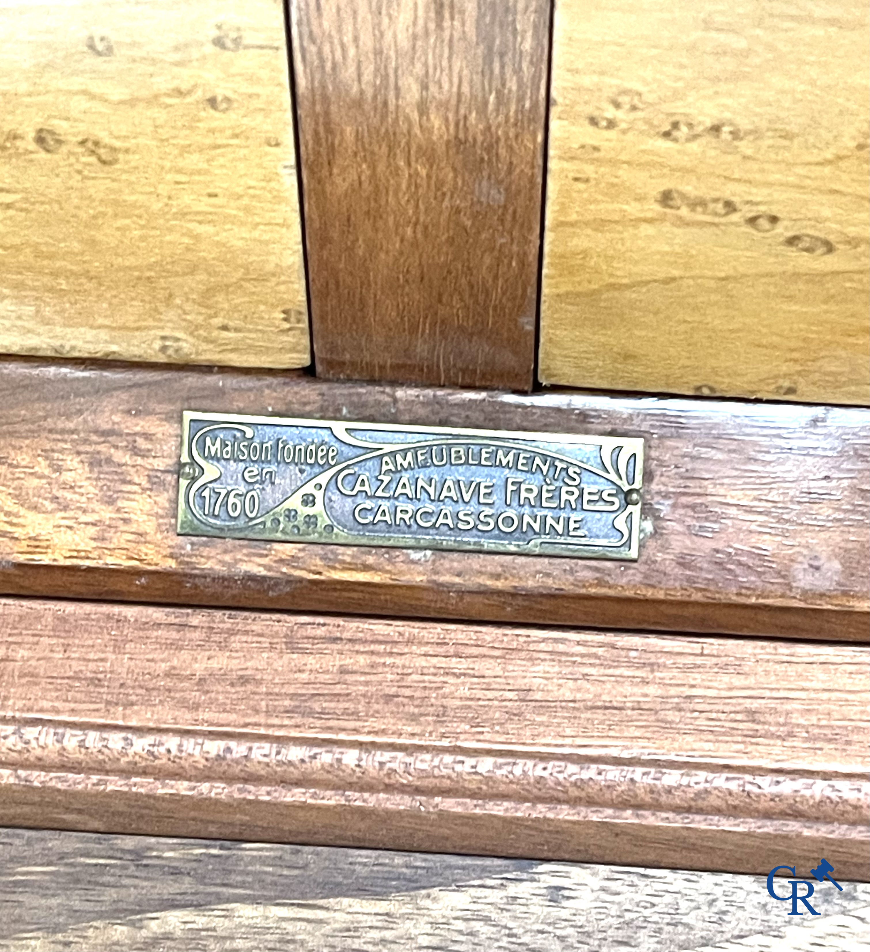 Cazanave Frères à Carcassonne. Een rijkelijk en fijn gesculpteerd meubel in LXVI-stijl met medaillon.