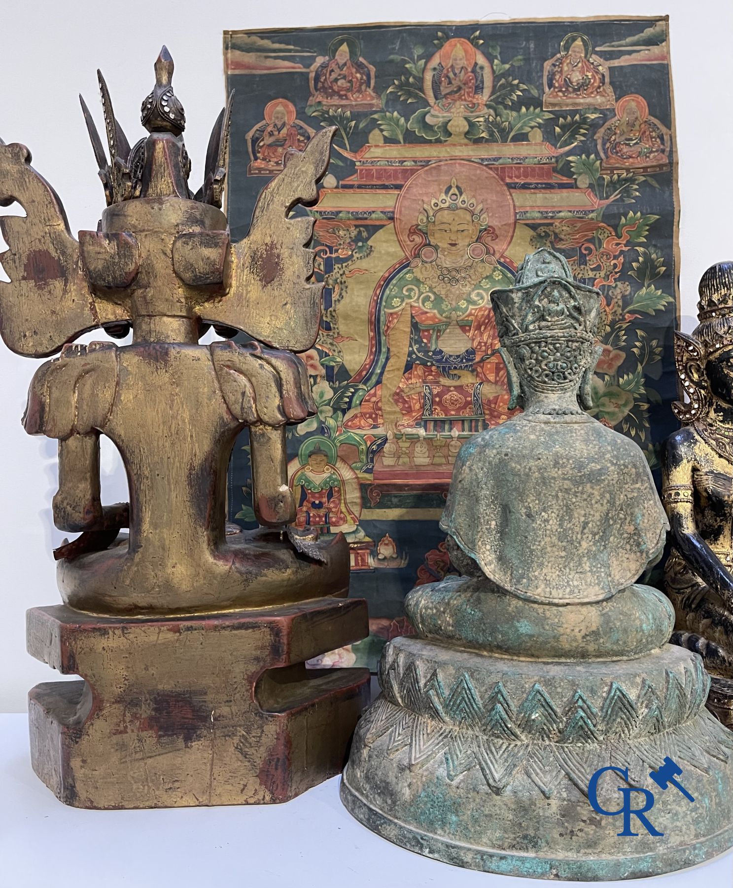 Asian Art: a lot consisting of 4 statues and a thangka.