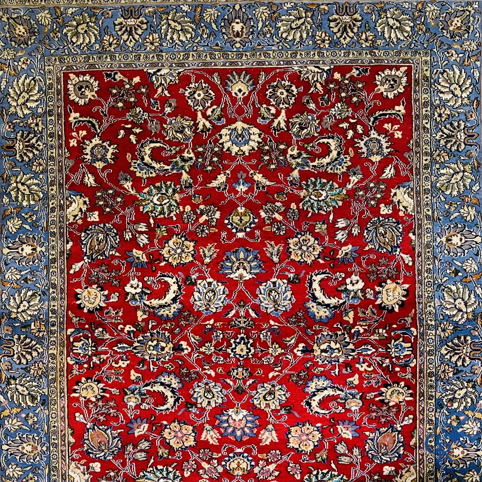 Tapis d'orient: Iran, tapis persan finement noué à la main avec un décor floral sur fond rouge et bleu.