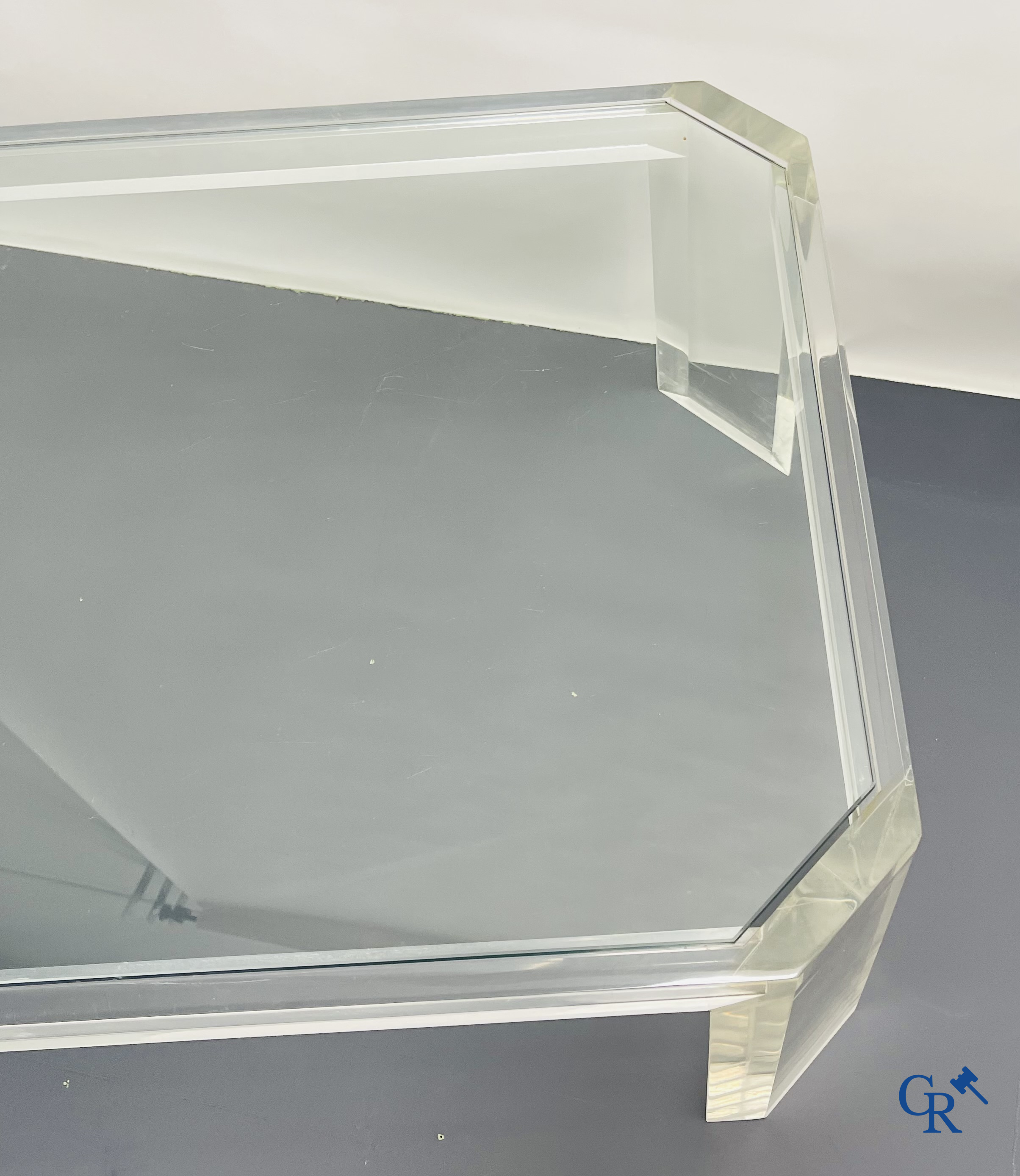 Une table basse en plexiglas avec une tablette en verre. Vers 1980.