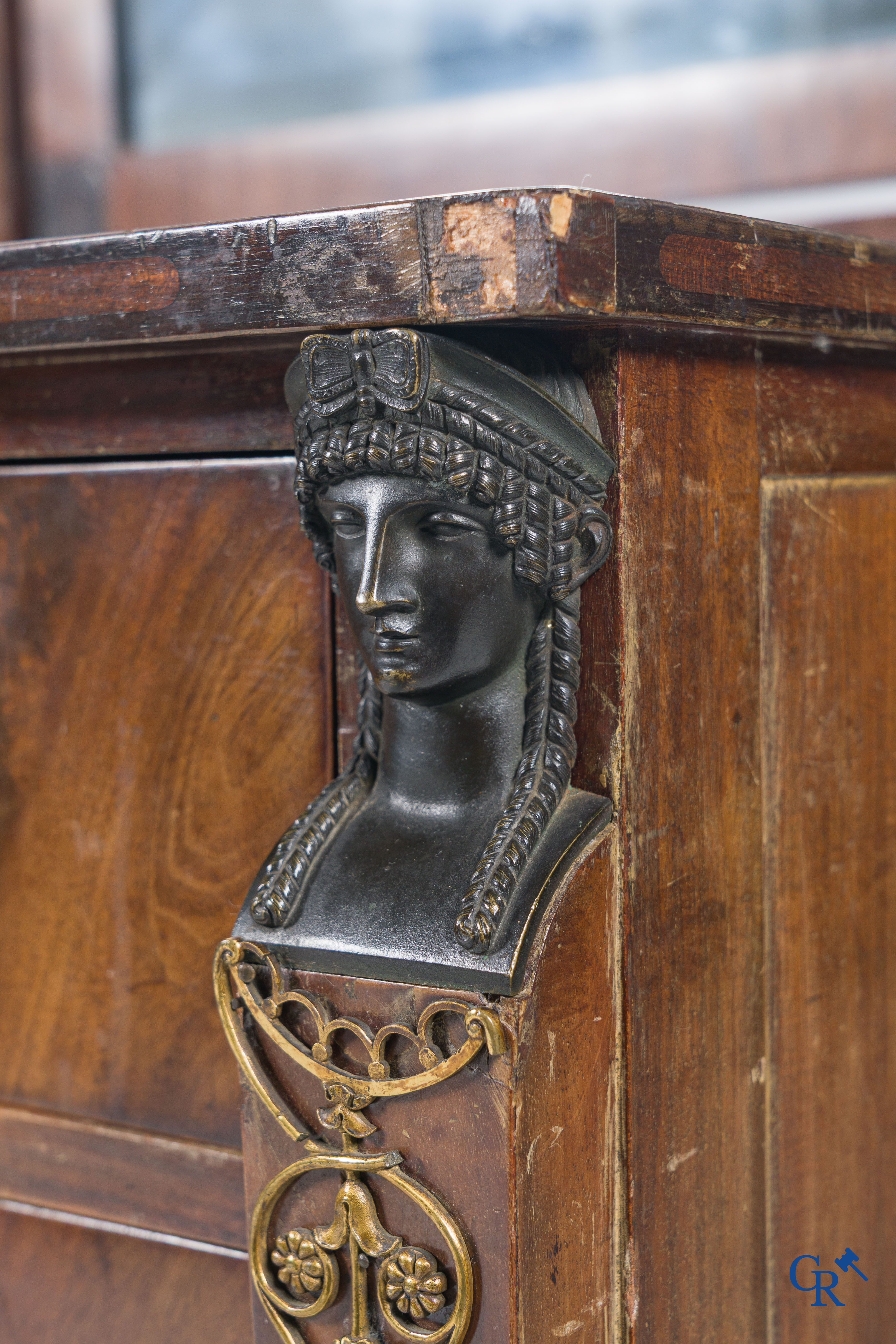 Chapuis, een mahonie houten herenkaptafel en dames toilettafel met geciseleerde bronzen. Empire, circa 1810.