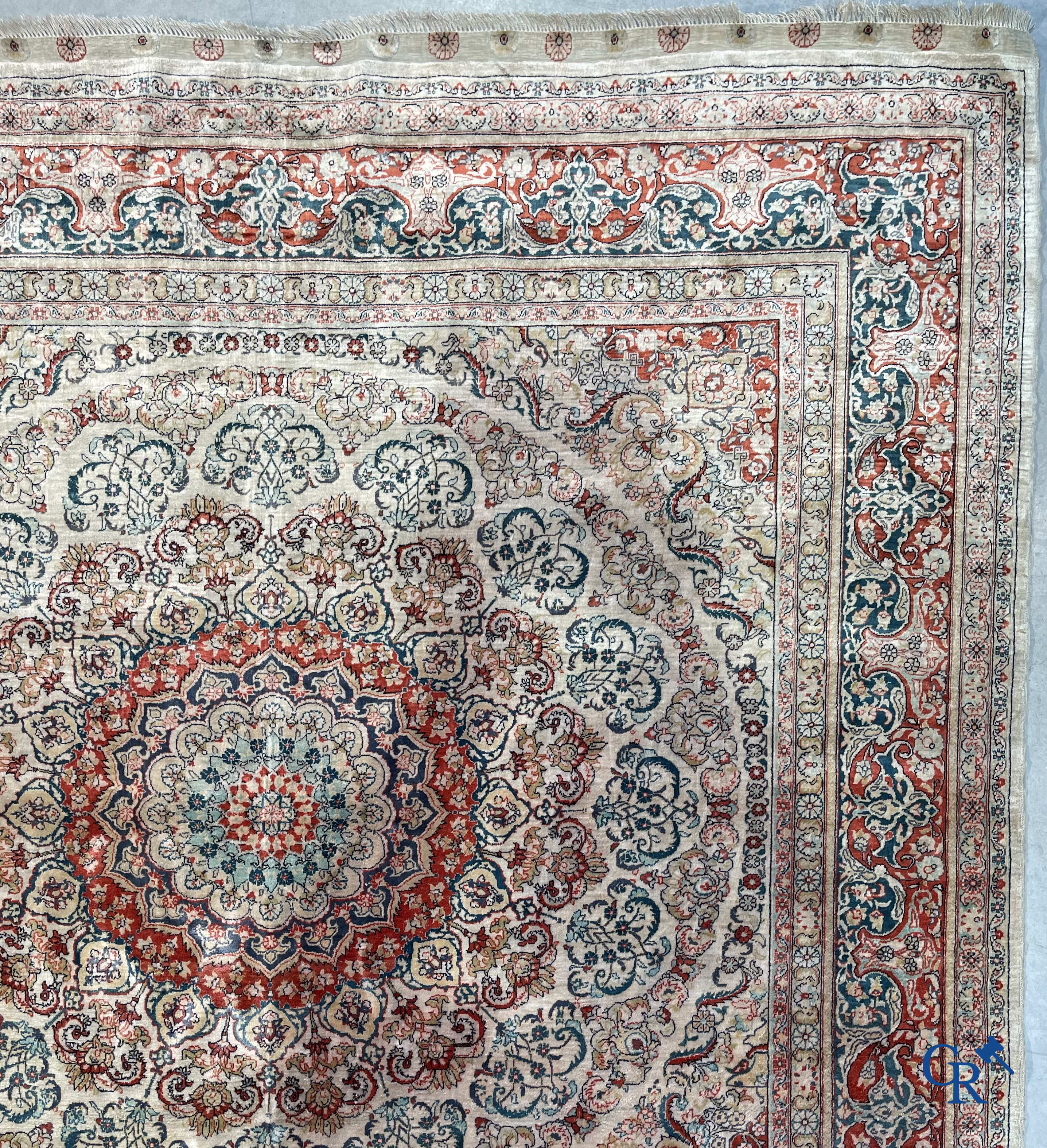 Tapis d'Orient: Hereke, un tapis d'orient en soie finement noué au décor floral.