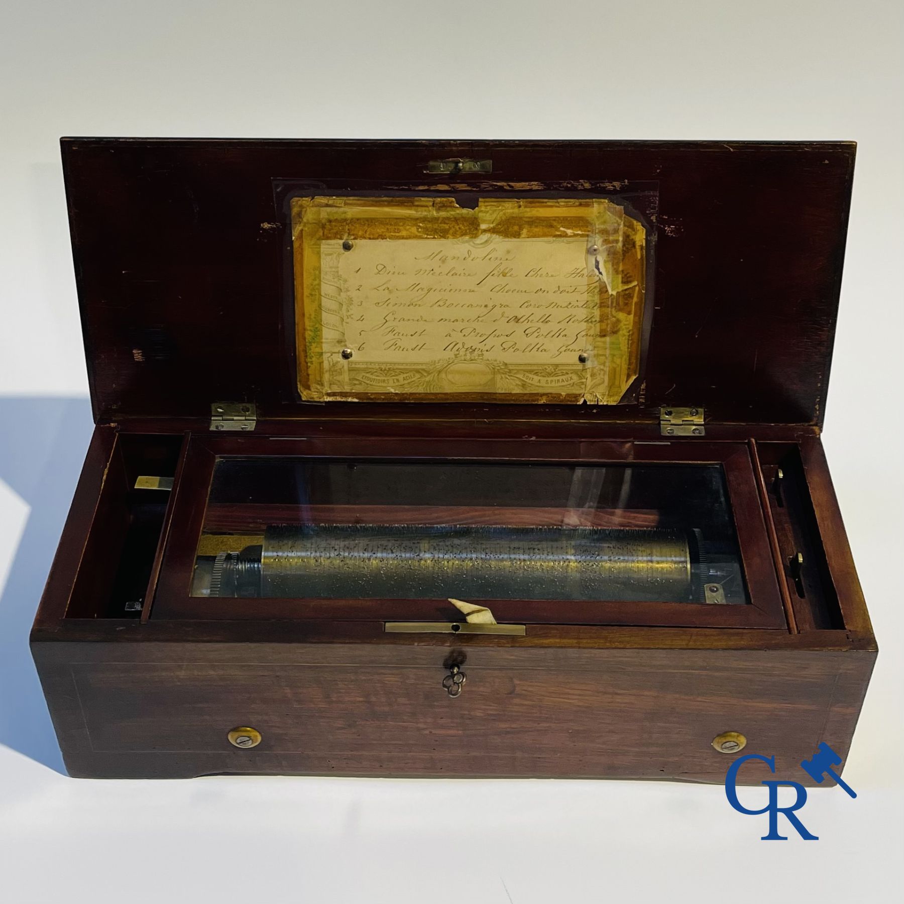 A music box in mahogany and marquetry with 6 melodies.