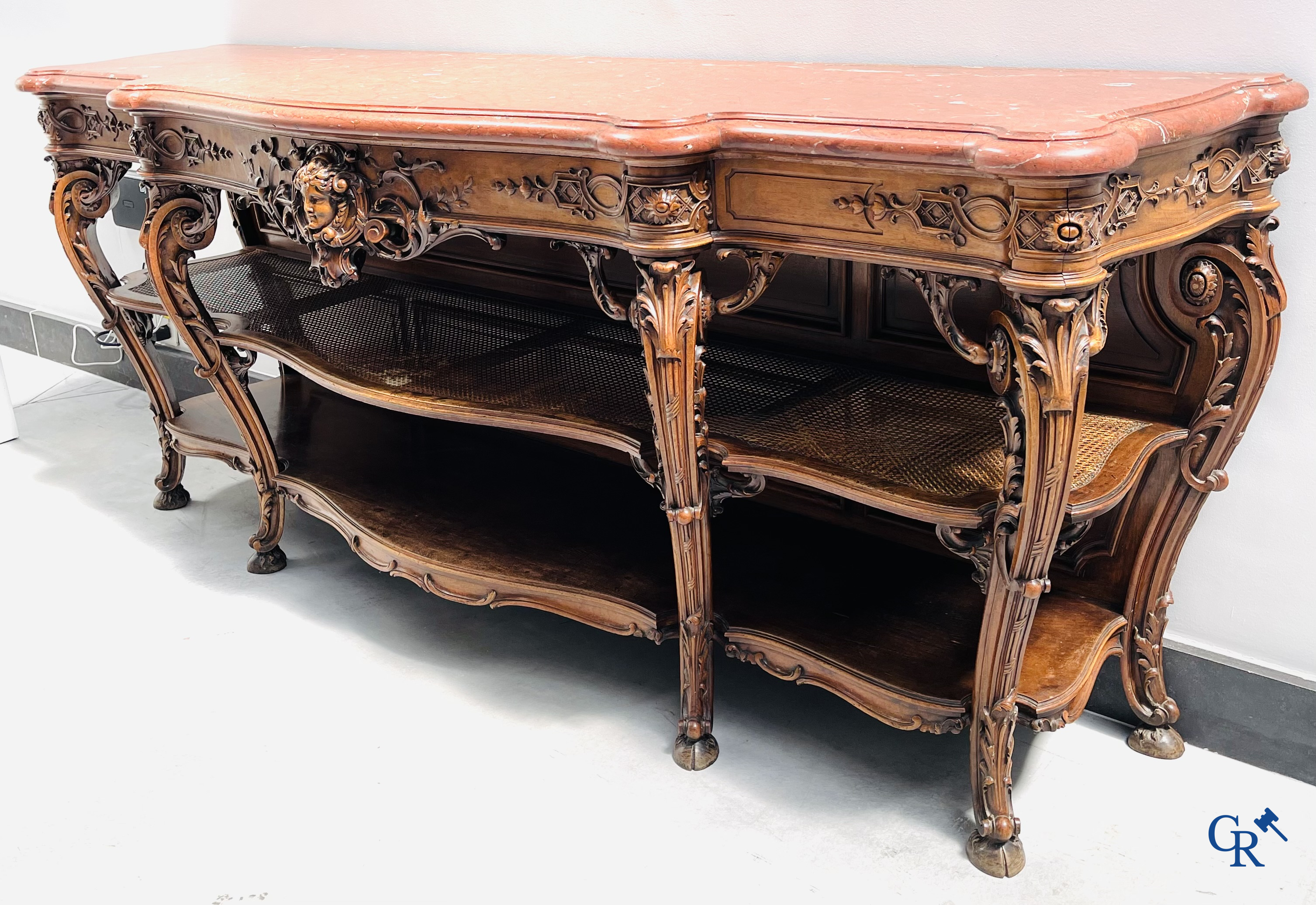 Maison Roll, 42, Rue Faubourg St. Antoine Paris. Een uitzonderlijk desserte meubel in gesculpteerd notelaar. LXVI-Stijl.