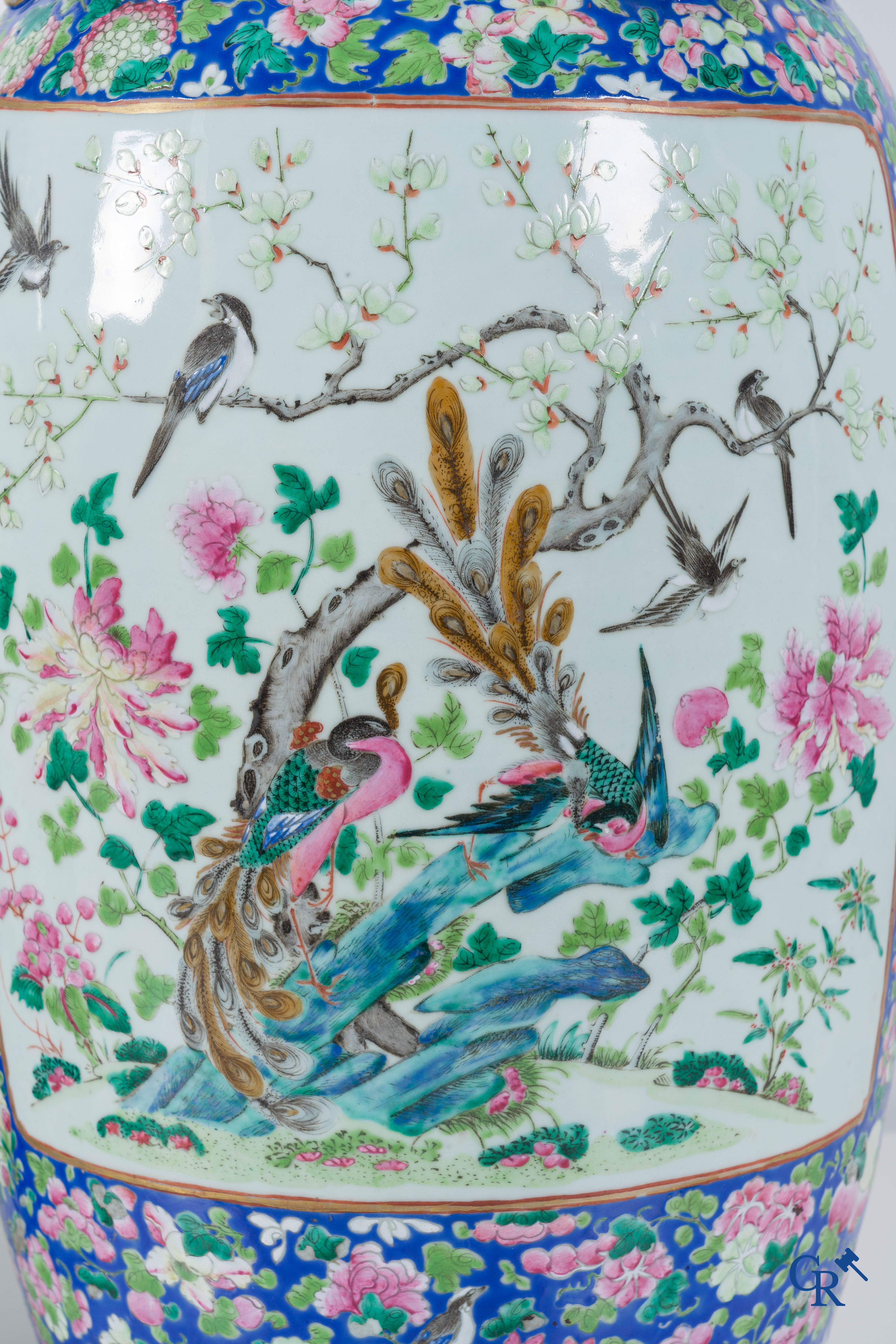 Art Asiatique: Porcelaine chinoise. Une paire d'importantes vases chinois avec un décor famille rose. Chine 19ème siècle.