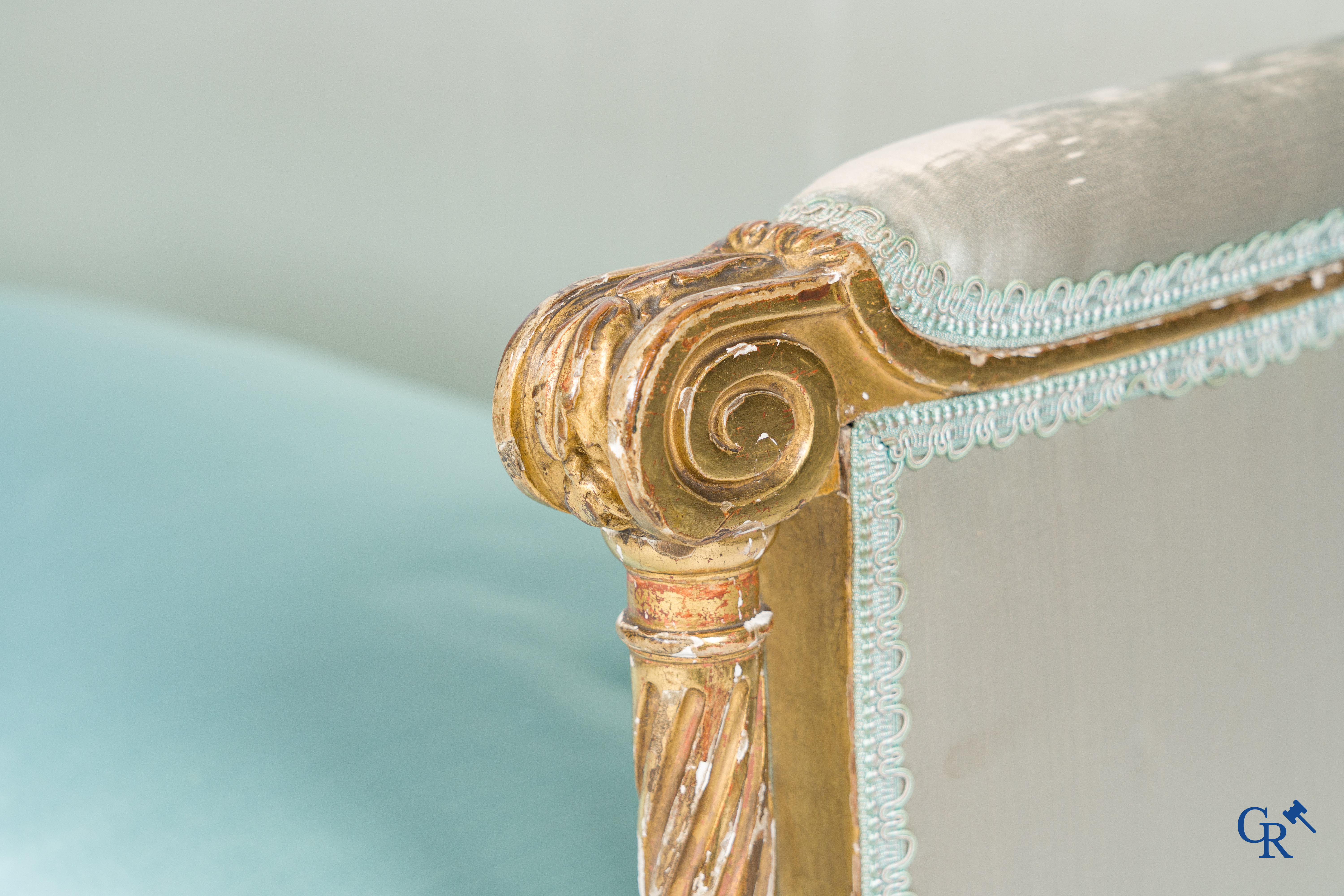 Lodewijk XVI-periode. Marquise in fijn gesculpteerd en verguld hout. Eind 18e eeuw.