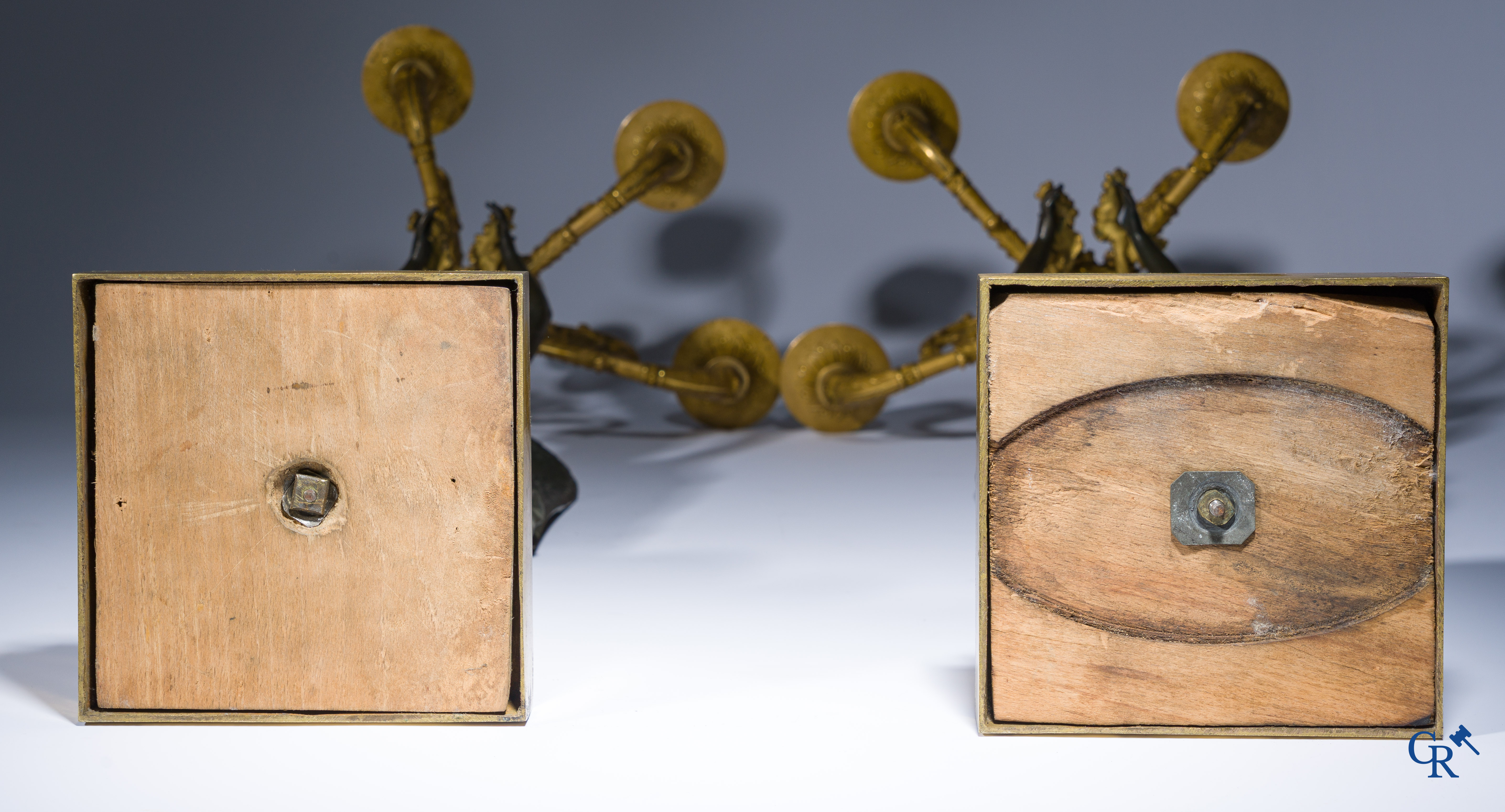 Empire, Een paar grote vergulde en gepatineerde bronzen kandelaars met gevleugelde vrouwen. Circa 1810.