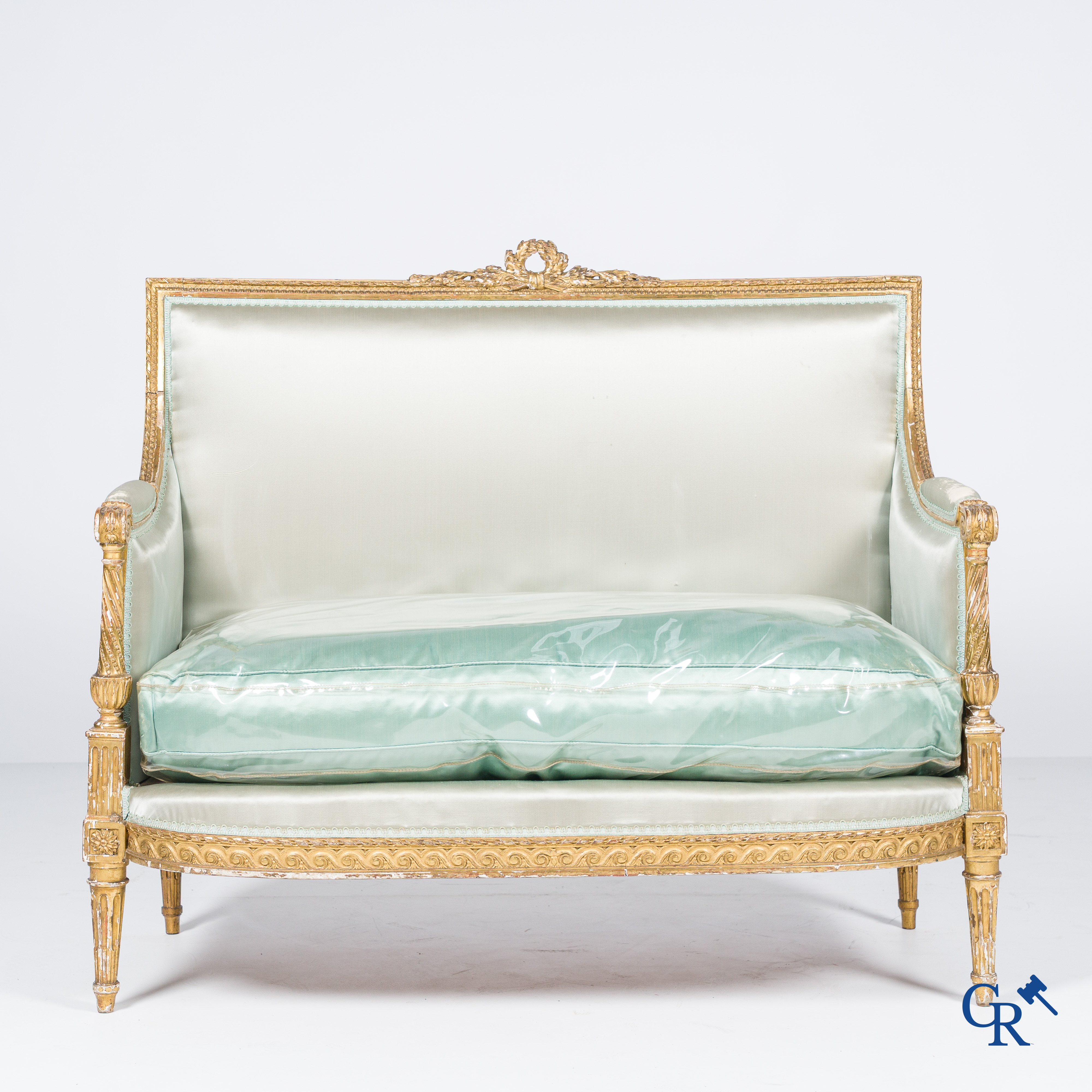 Lodewijk XVI-periode. Marquise in fijn gesculpteerd en verguld hout. Eind 18e eeuw.