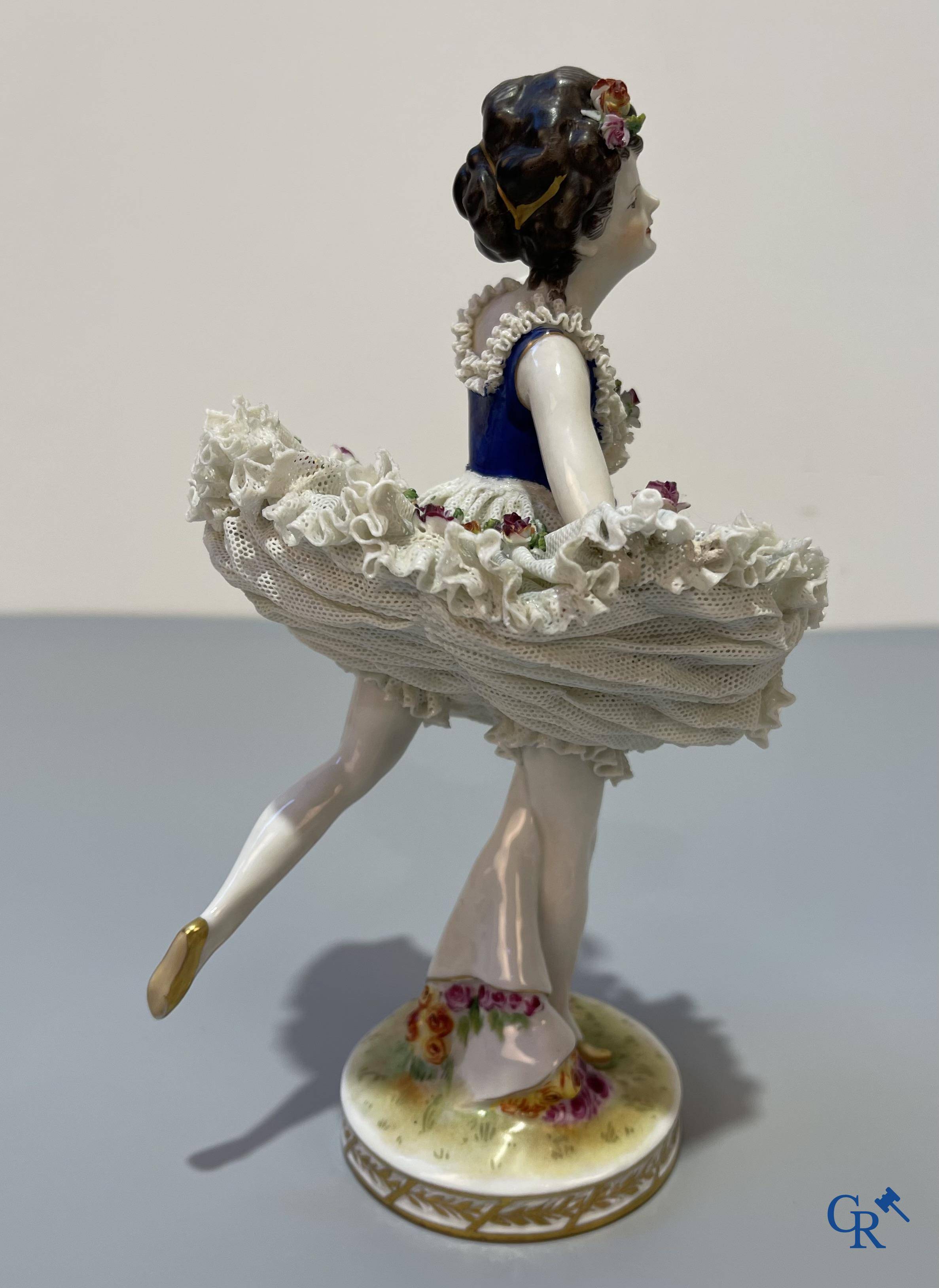 Europees porselein, Ludwigsburg, een danseres in fijn gedecoreerd Duits lace porcelain.