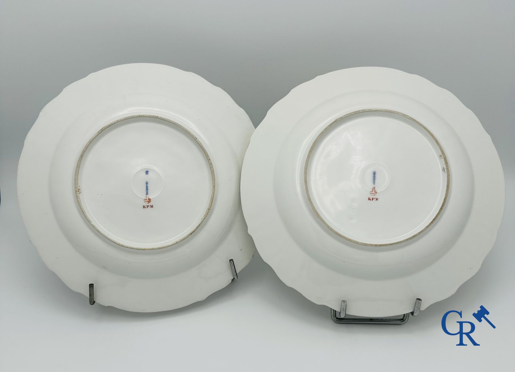 KPM: Manufacture Royale de Porcelaine de Berlin. Paire d'assiettes en porcelaine finement peinte.