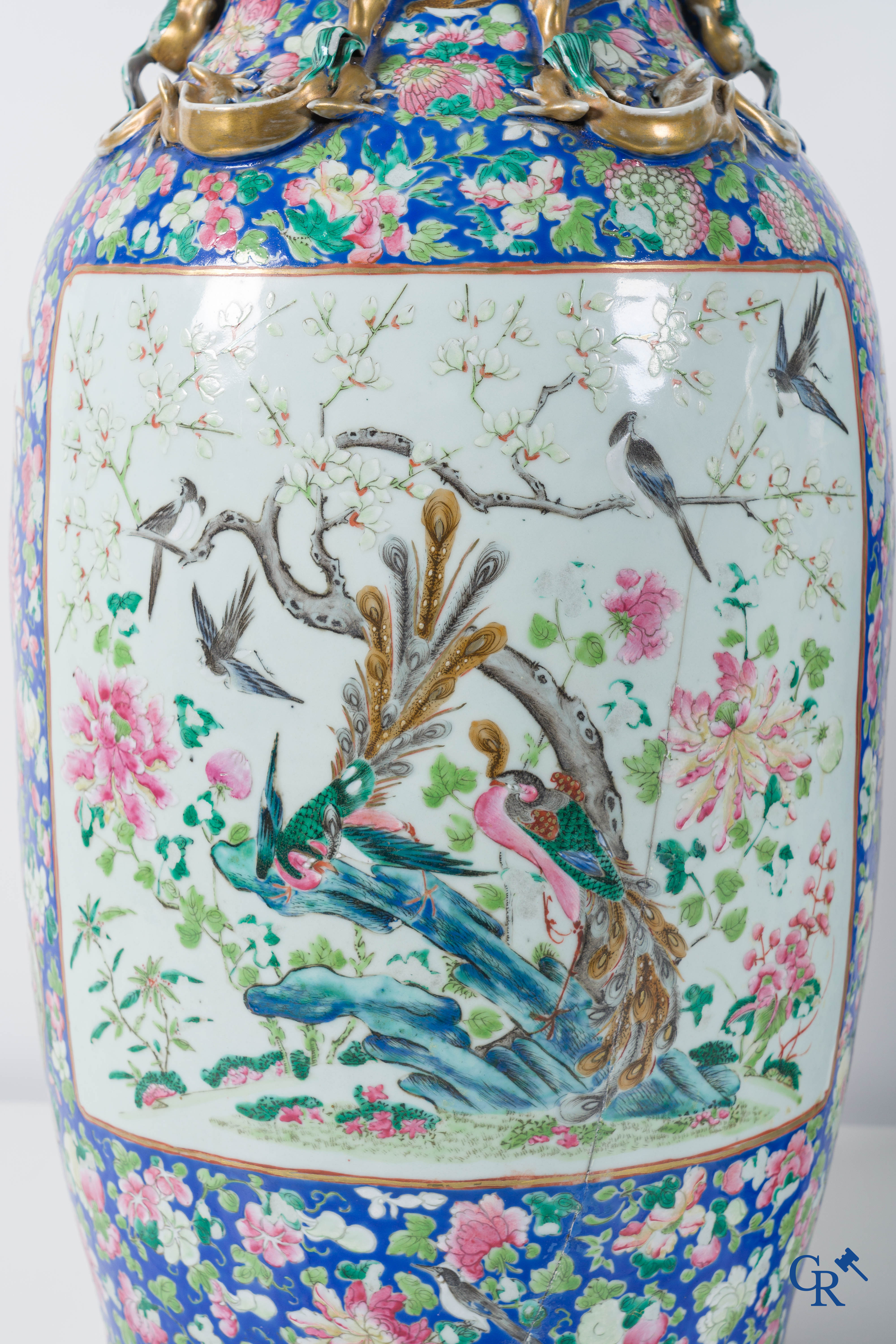 Asian Art: Chinese porcelain. A pair of imposing Chinese vases with famille rose decor. China 19th century.