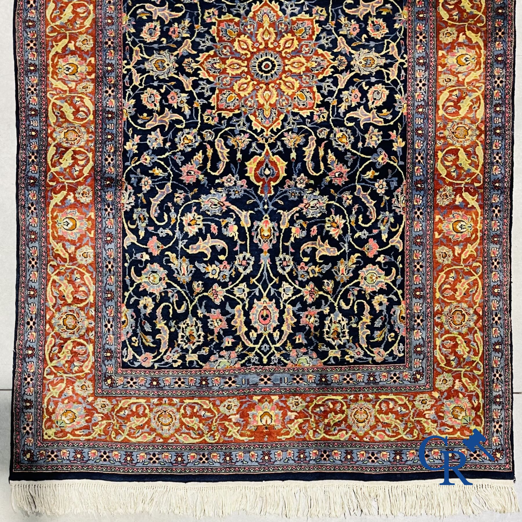 Tapis: Tapis persan en laine. Décor florale.