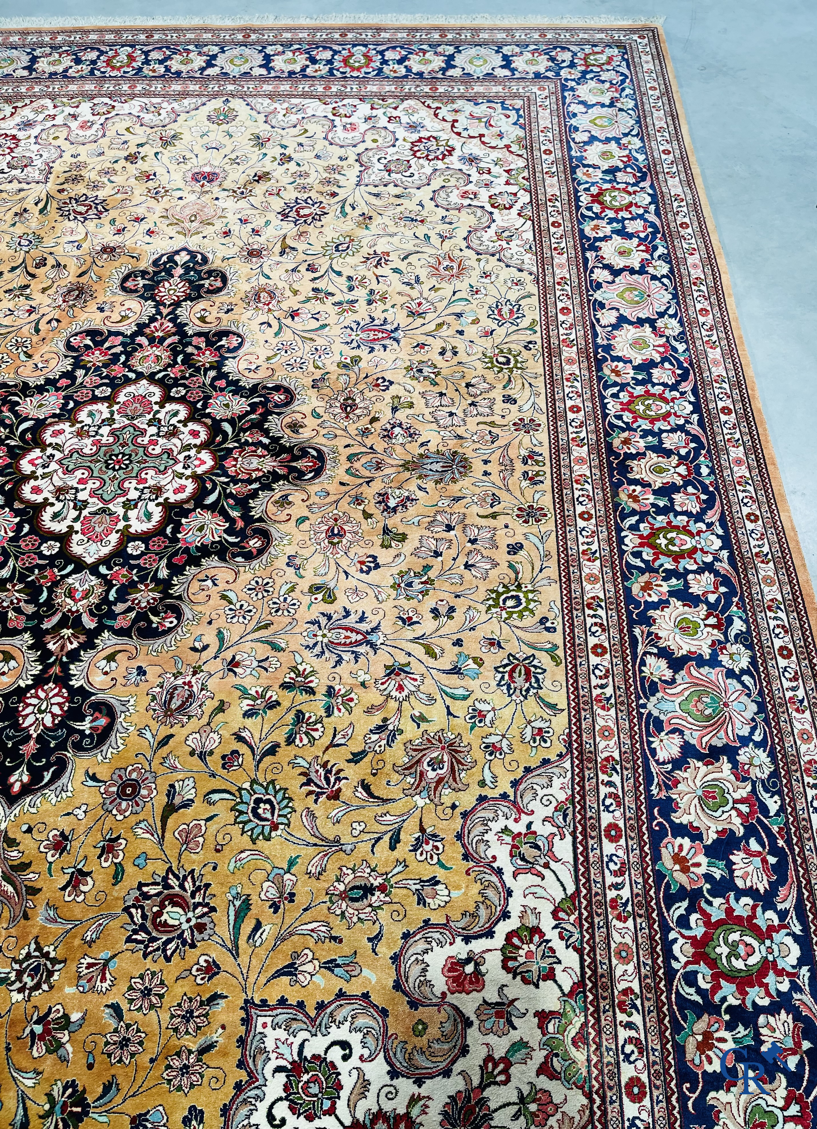 Tapis d'Orient: Ghoum, Iran. Exceptionnel tapis noué à la main en soie.