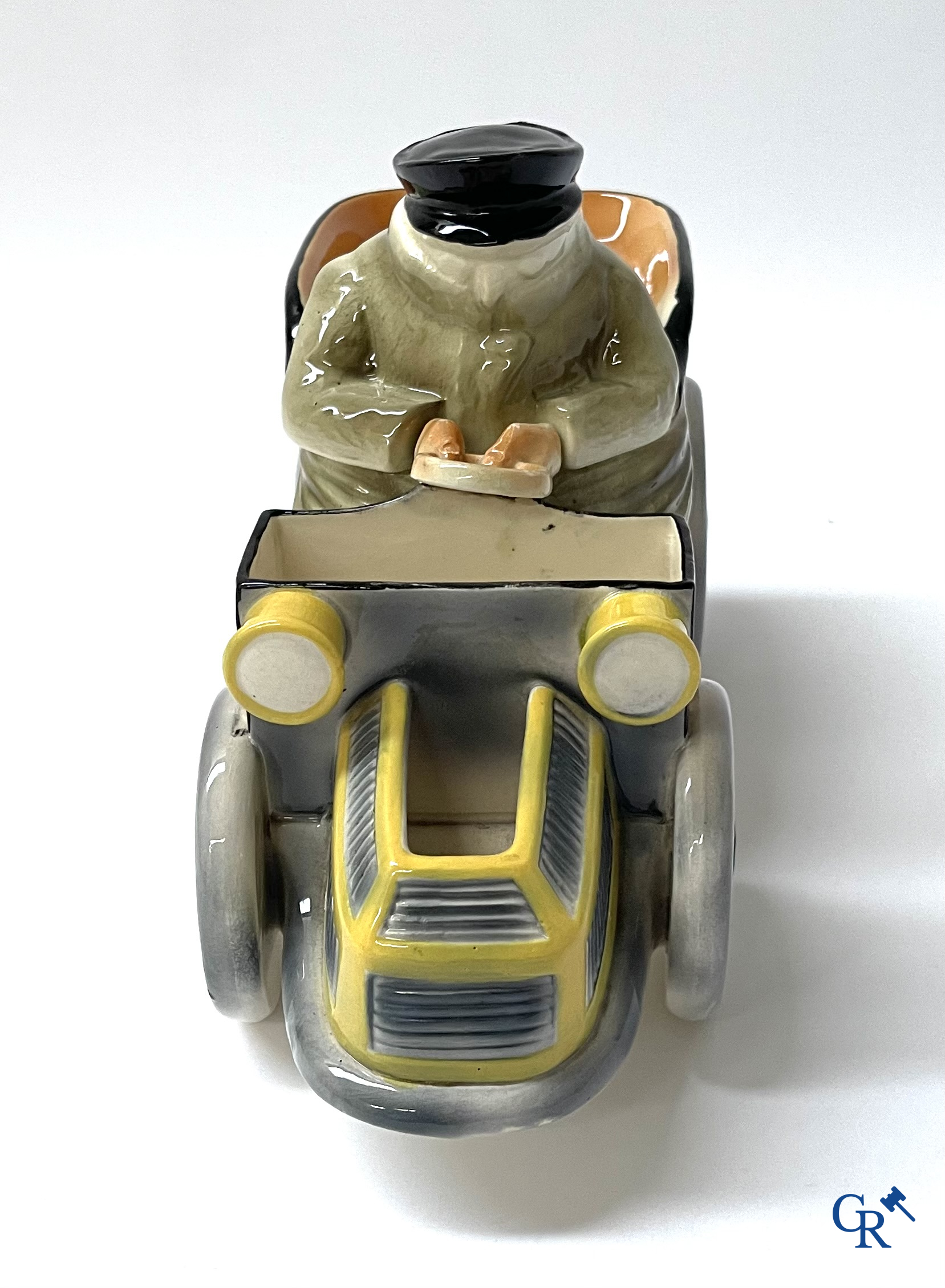 Faïencerie Fives Lille. L'Automobiliste, een grote tabakspot in de vorm van een automobilist. Circa 1910.