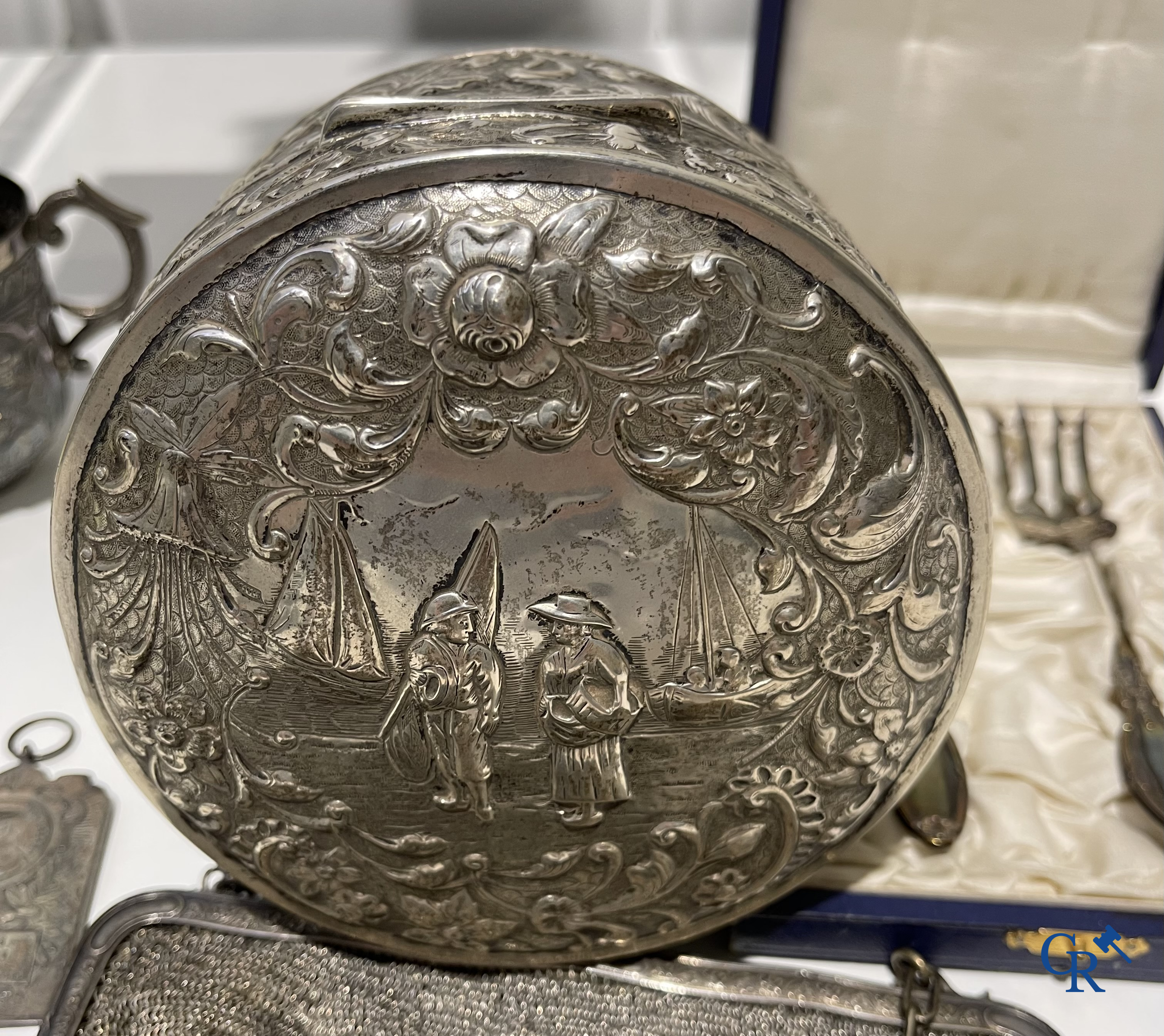 Beautiful lot of display case objects in silver and silver-plated metal, 2 Neapolitan santons attached. (late XVIII century)