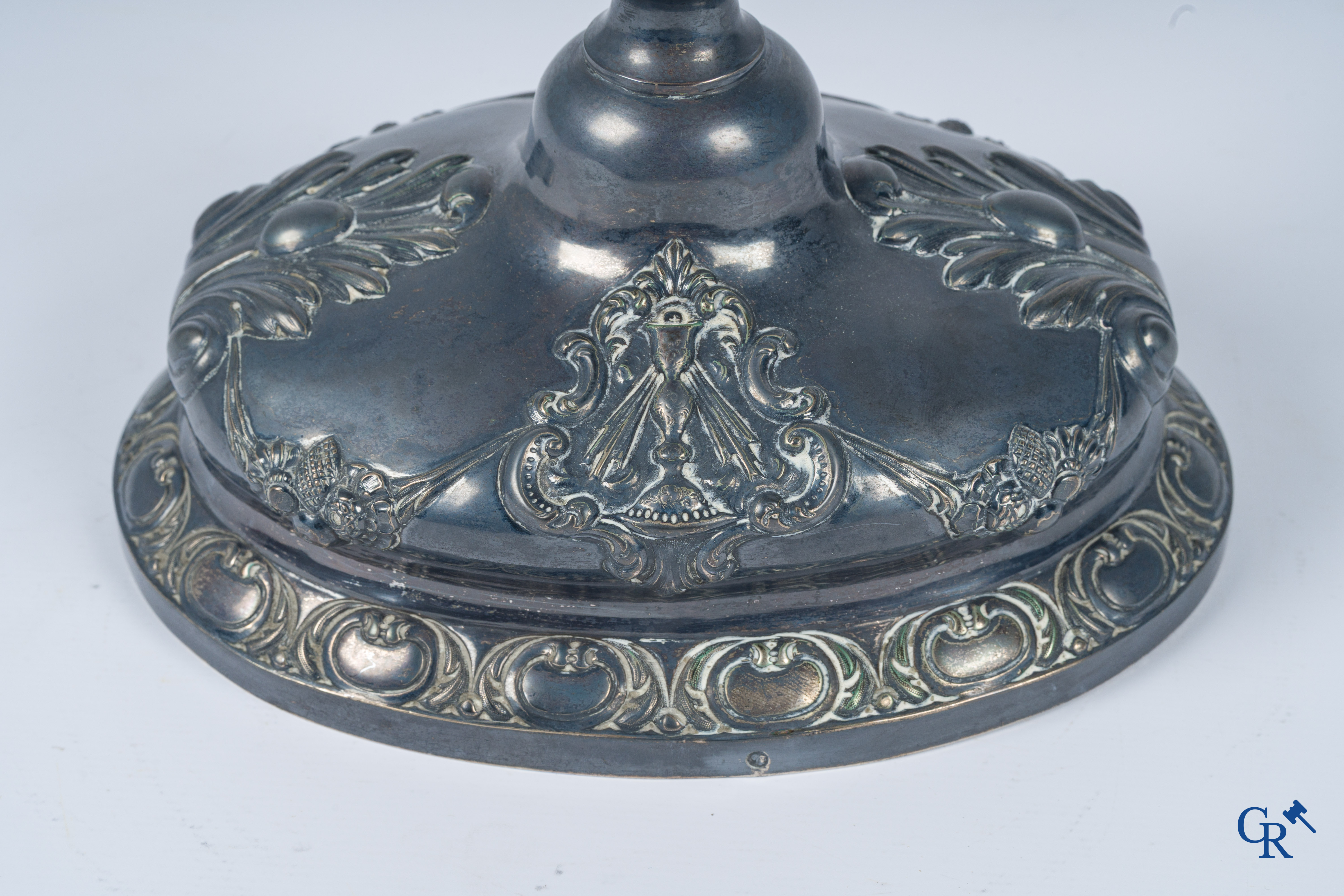 Objets religieux, un reliquaire en argent et laiton. Plusieurs poinçons, argent 2ème titre.