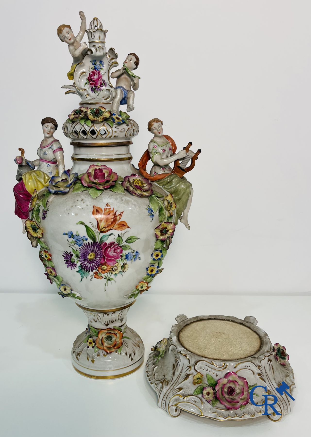 Sax porcelain: A lot with various pieces of Sax porcelain.