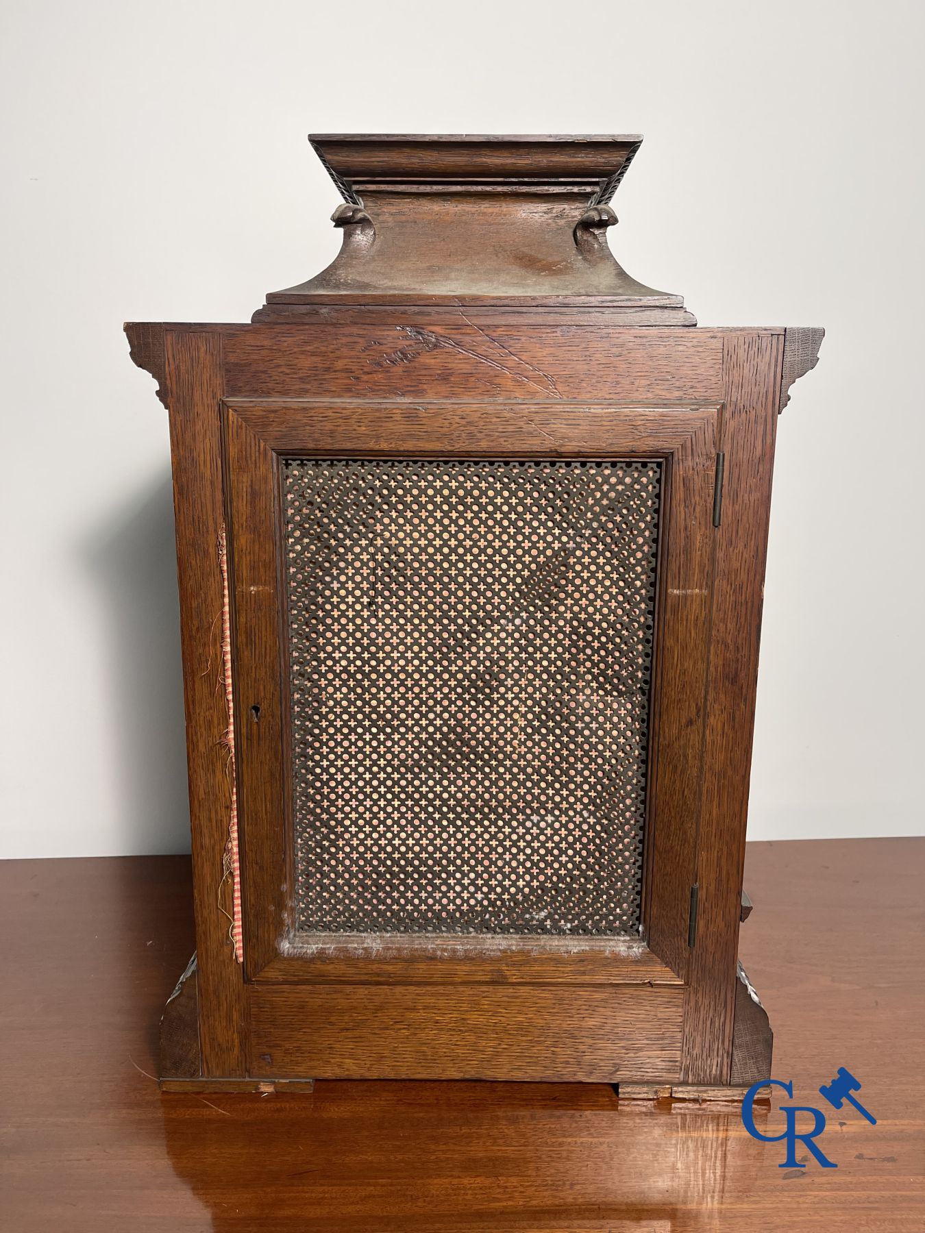 Horloge avec plusieurs cloches et musique dans un boîtier sculpté en chêne avec son support.