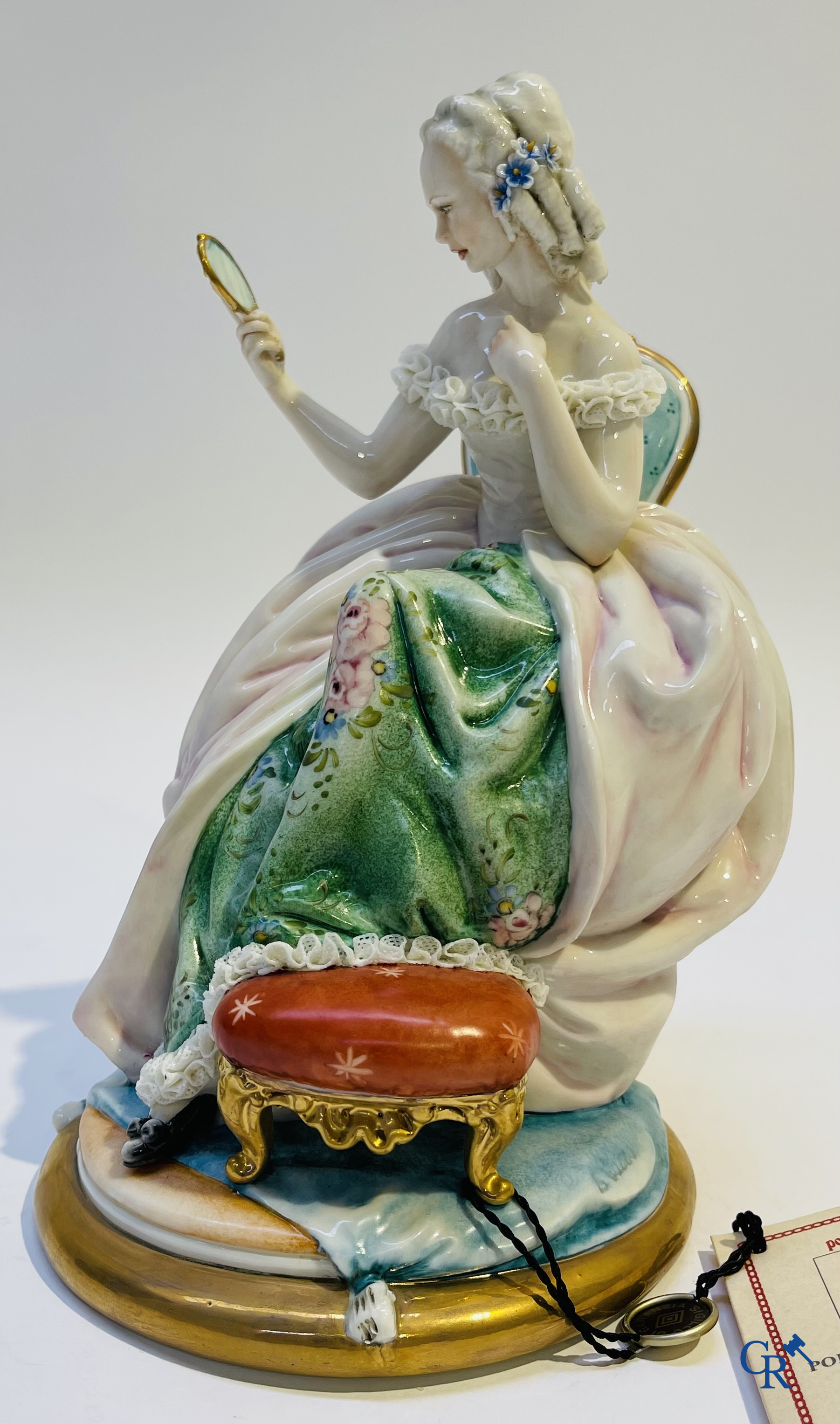 Porcelaine: Capodimonte: 2 groupes en porcelaine italienne avec dentelle.