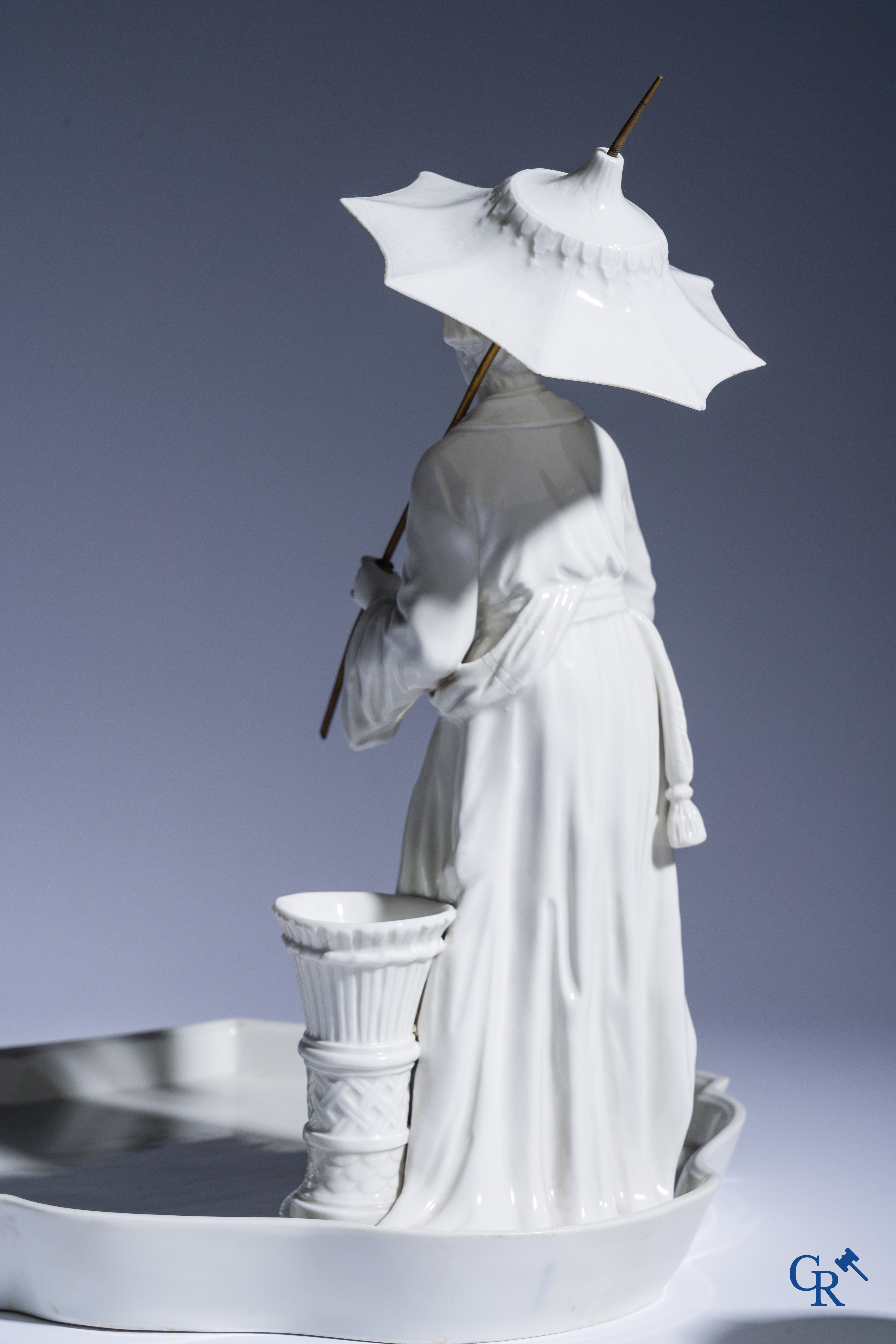 Koninklijke Porselein Fabriek Berlijn, KPM. Uitzonderlijk porseleinen inktstel in Aziatische stijl. Periode 1780-1830.