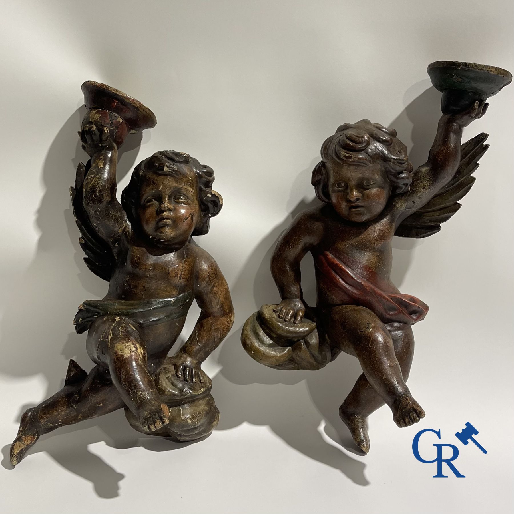 Sculptures en bois : Une paire d'anges en bois sculpté et polychrome du XVIIIe siècle.