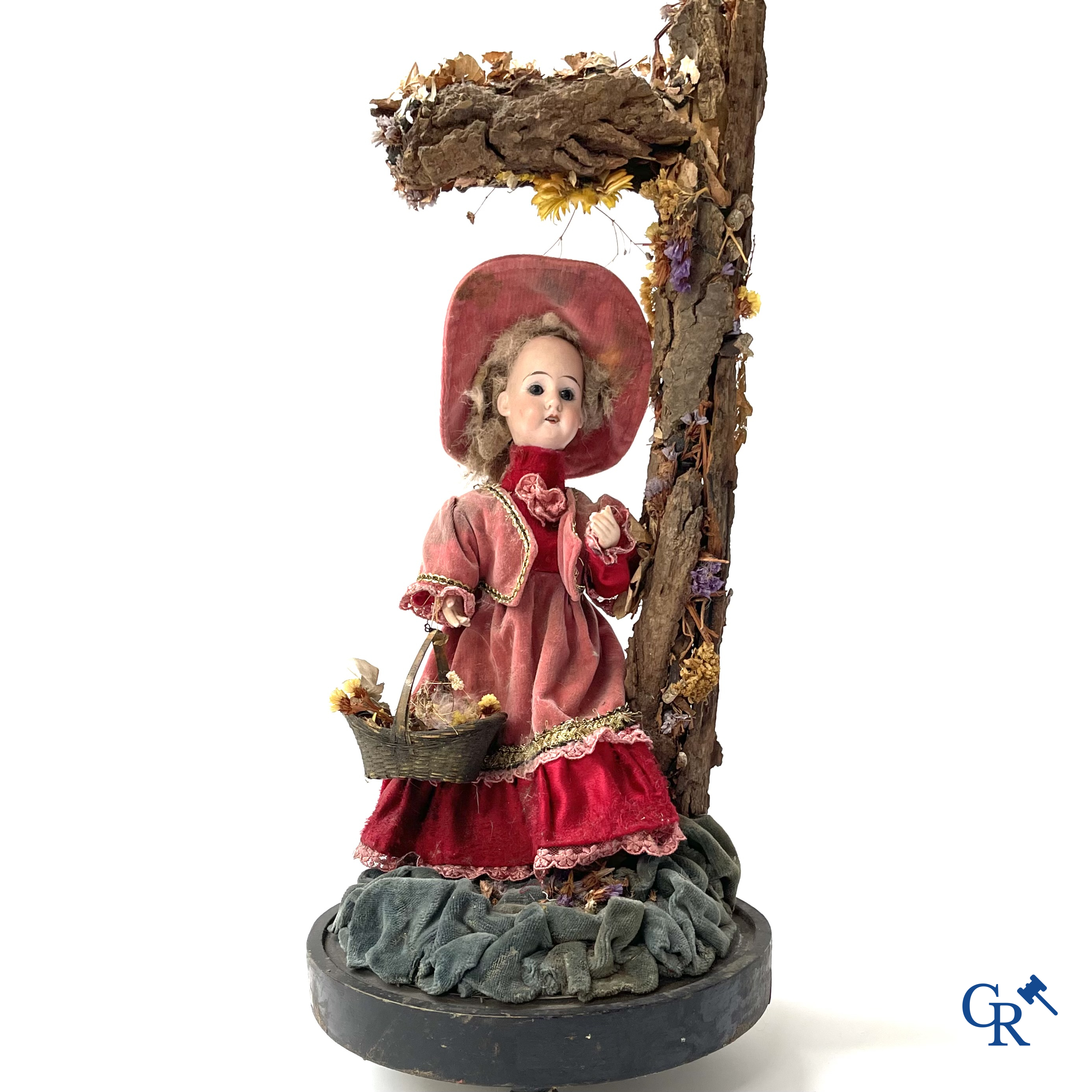 Un automate dans le gout de Phalibois, avec de la musique, la tête et les mains en porcelaine et en mouvement. Vers 1900.