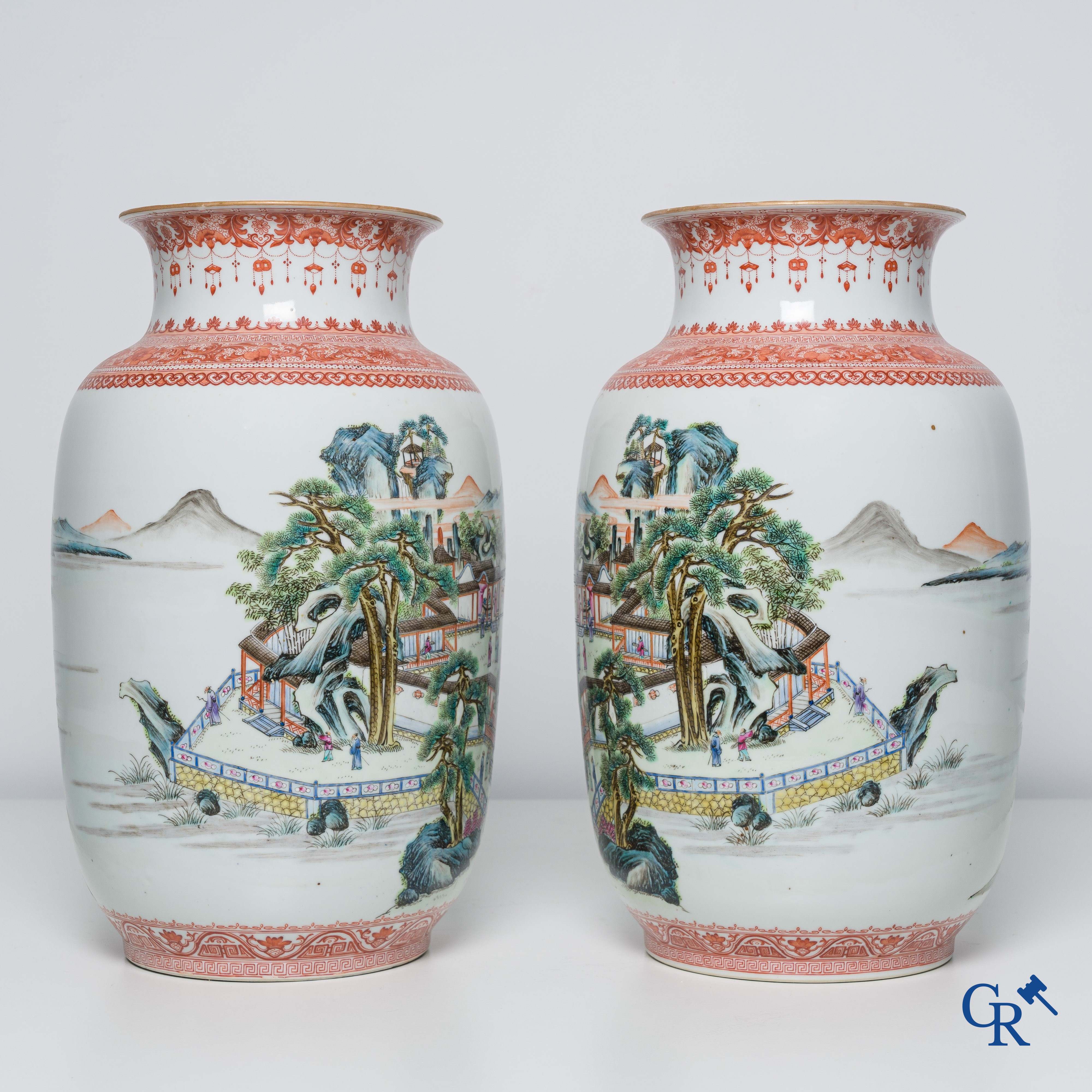 Art Asiatique, porcelaine chinoise. Une paire de vases chinois avec un décor de chevaux et de personnages.