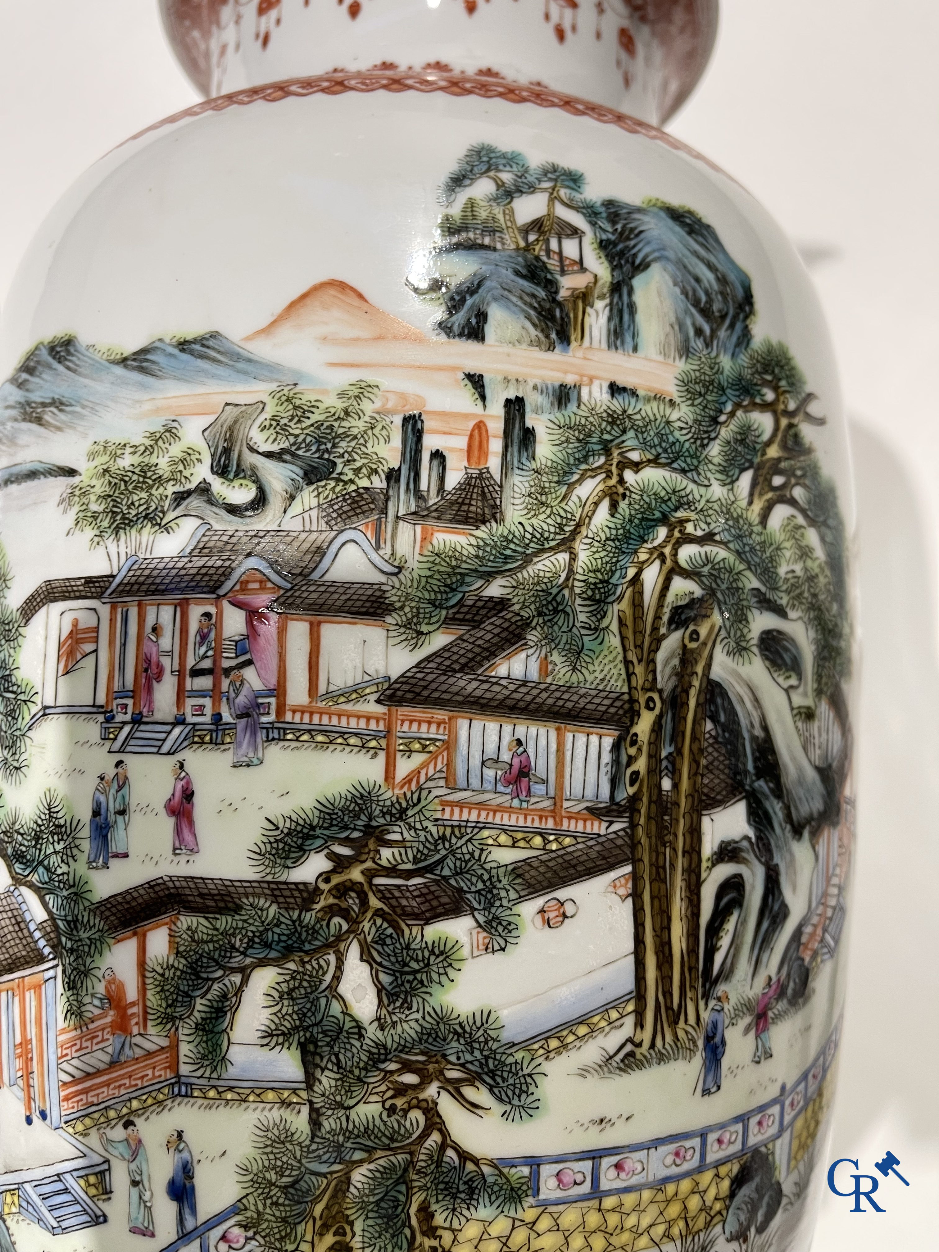 Art Asiatique, porcelaine chinoise. Une paire de vases chinois avec un décor de chevaux et de personnages.