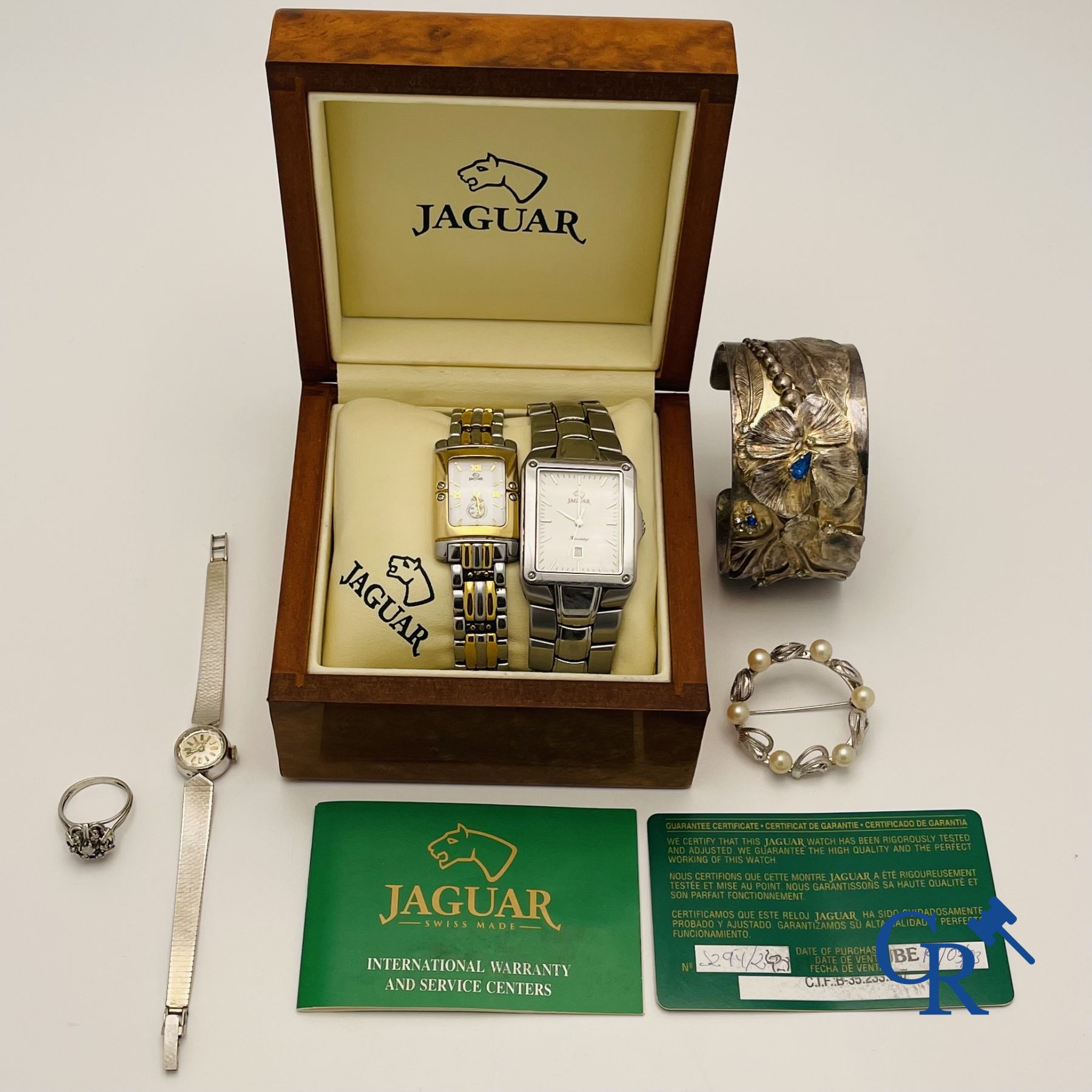 Jewellery/Watches: A ladies watch and a ring in white gold 18K (750°/00), 2 wristwatches Jaguar and 3 fantasy jewels.