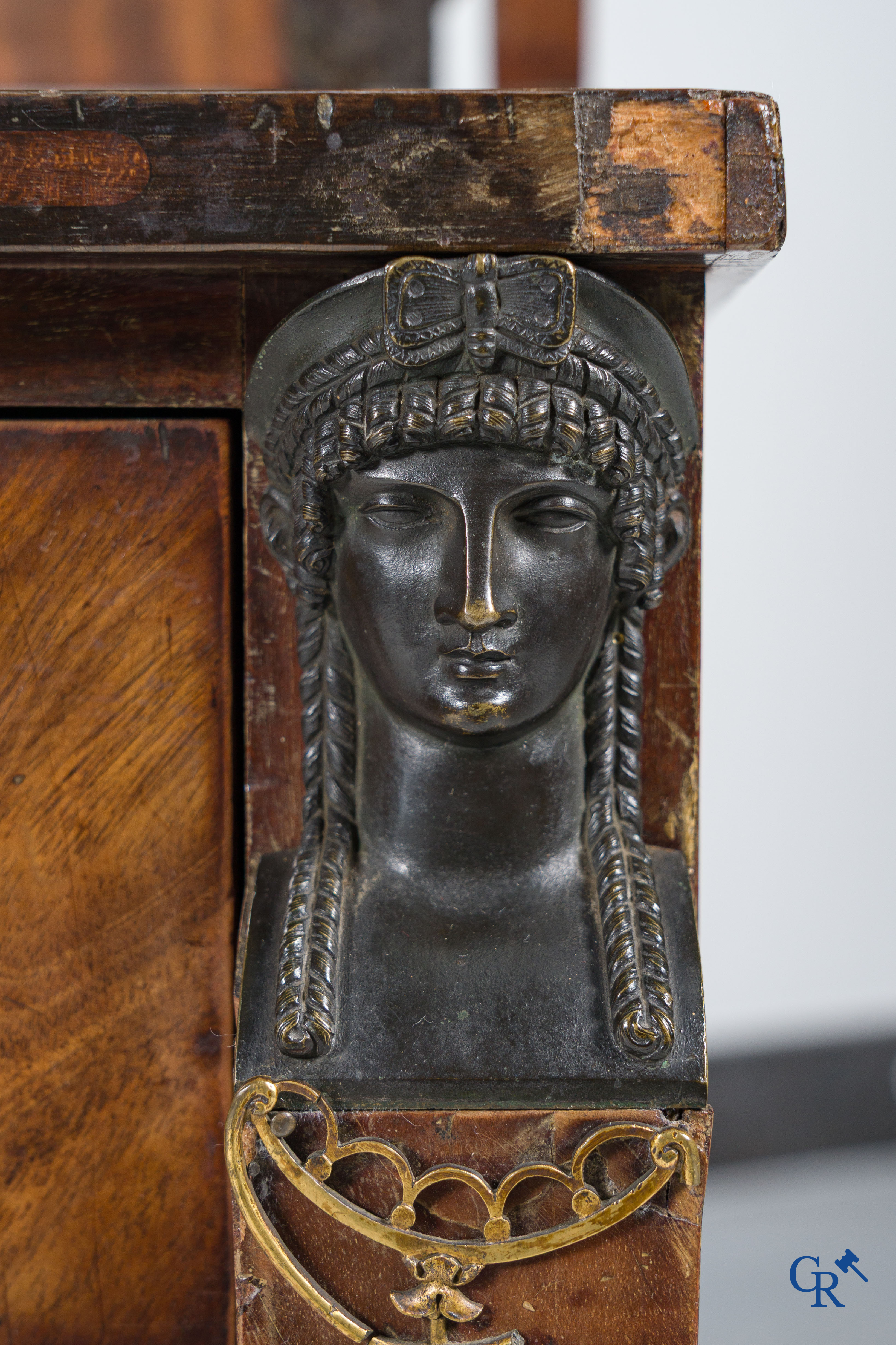 Chapuis, een mahonie houten herenkaptafel en dames toilettafel met geciseleerde bronzen. Empire, circa 1810.