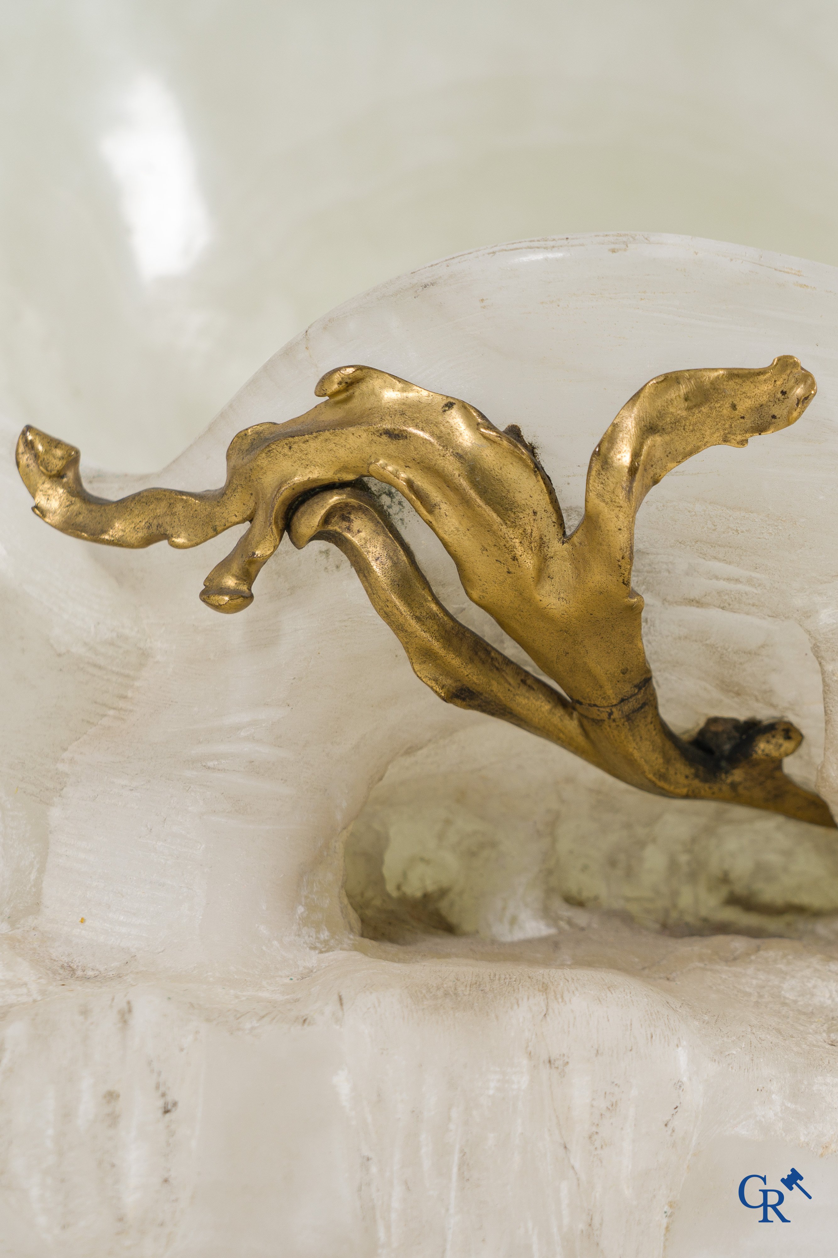 Henri Pernot (1859 - 1937) Spelende putti op een grote open zeeschelp. Witte onyx en vergulde brons. Circa 1900.