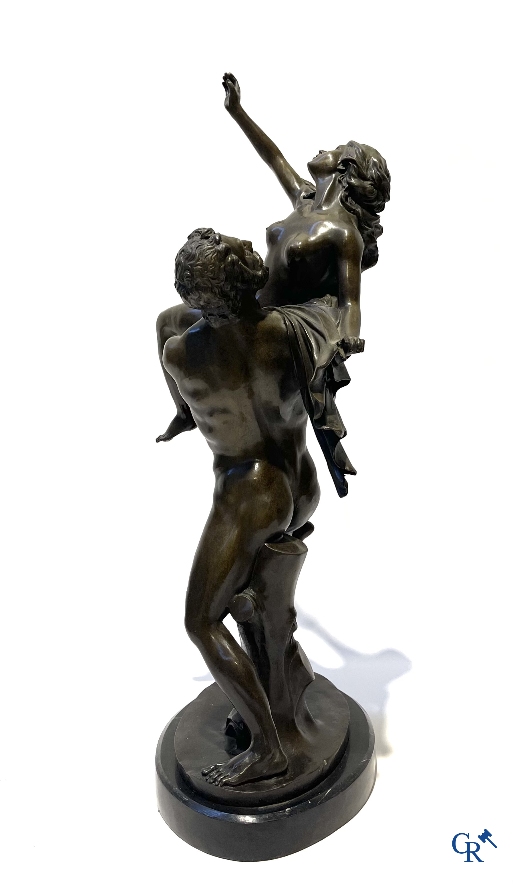 3 statues à l'antique en bronze, socle en marbre. XXème siècle.