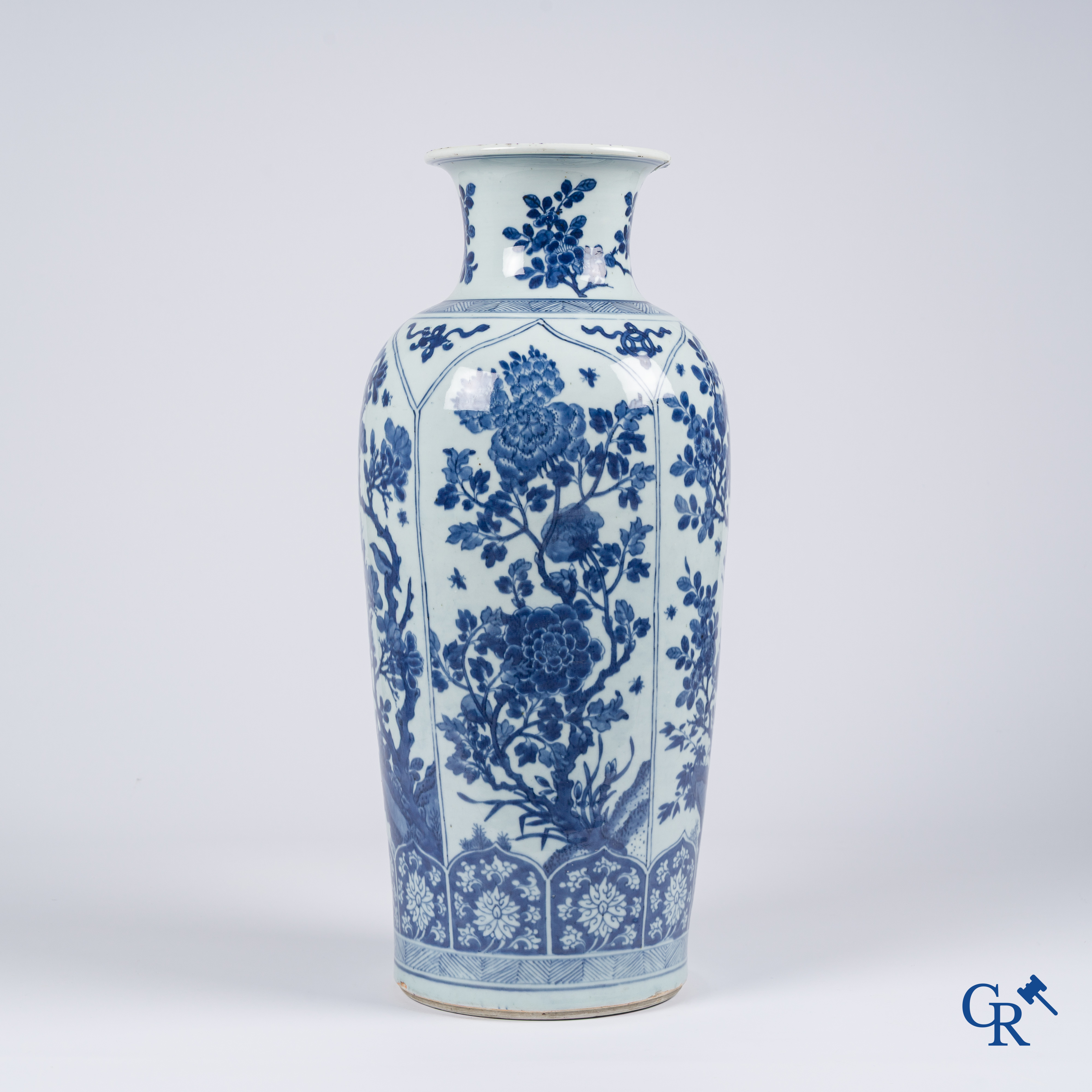 Aziatica, Chinees porselein. Een grote Chinese blauw-wit "rouleau" vaas. Kangxi. Gemerkt.