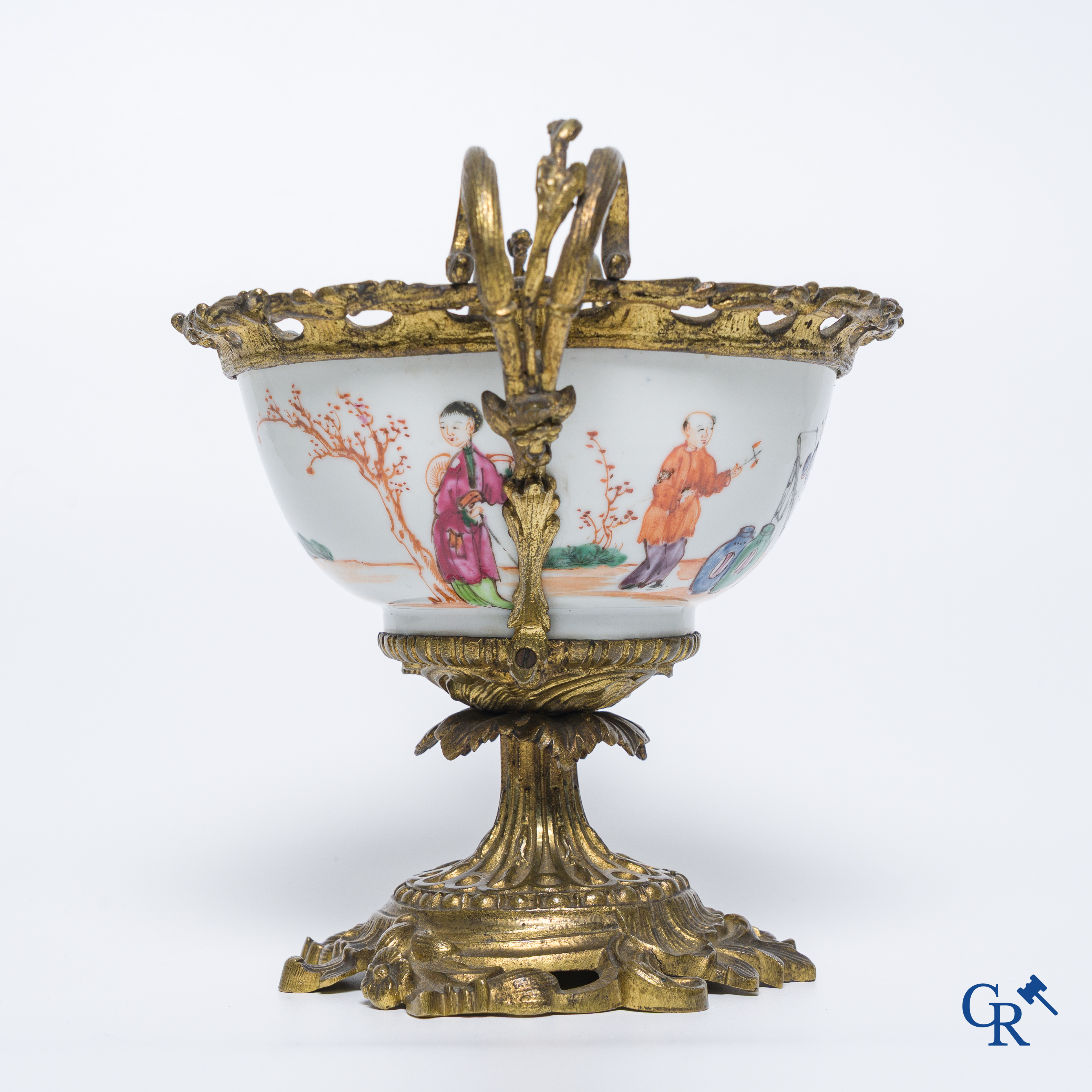 Porcelaine chinoise : Un bol en porcelaine de Chine d'exportation 18ème monté dans une monture en bronze doré.