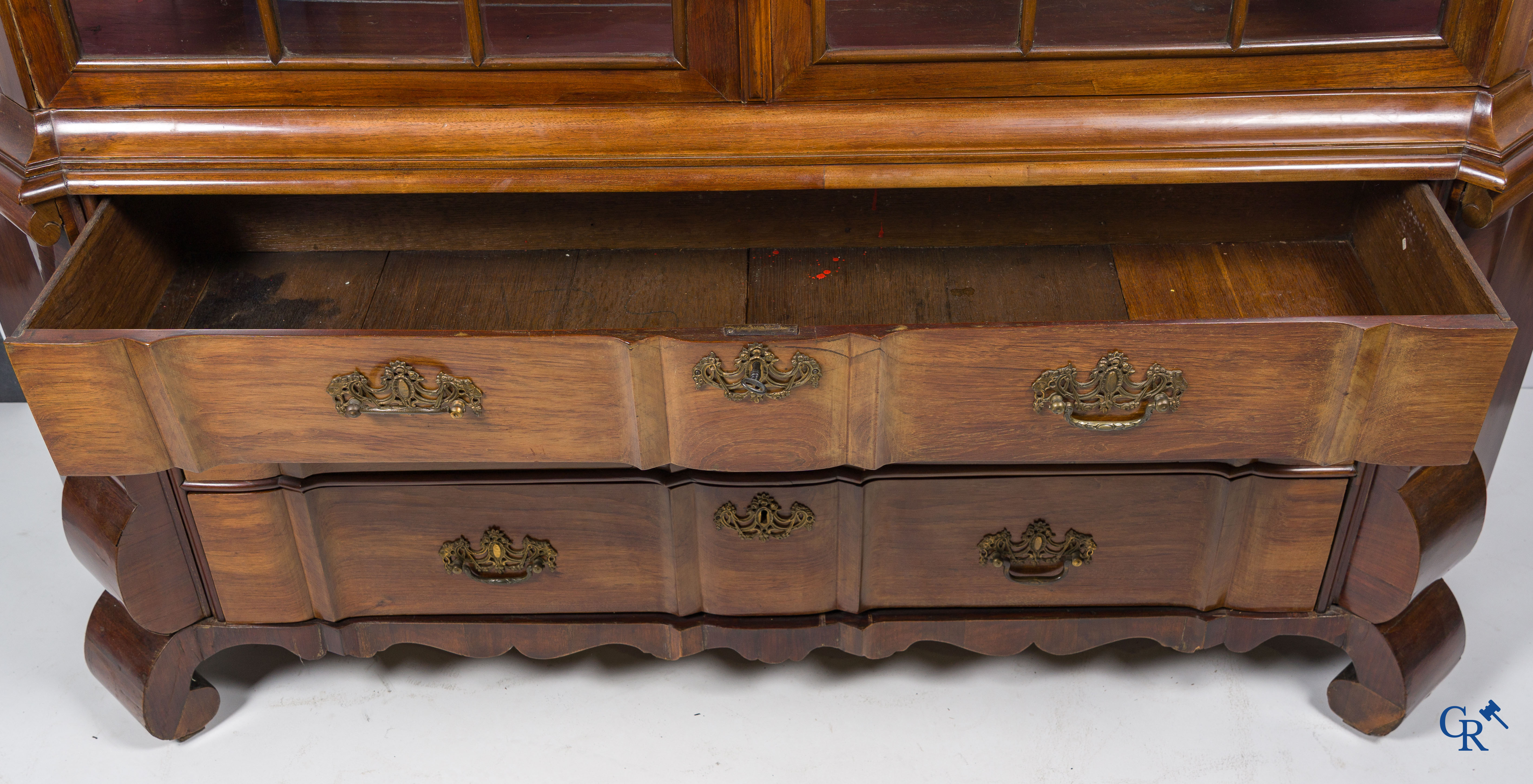 Hollandse vitrinekast met 3 laden. Mahonie. 18e eeuw.