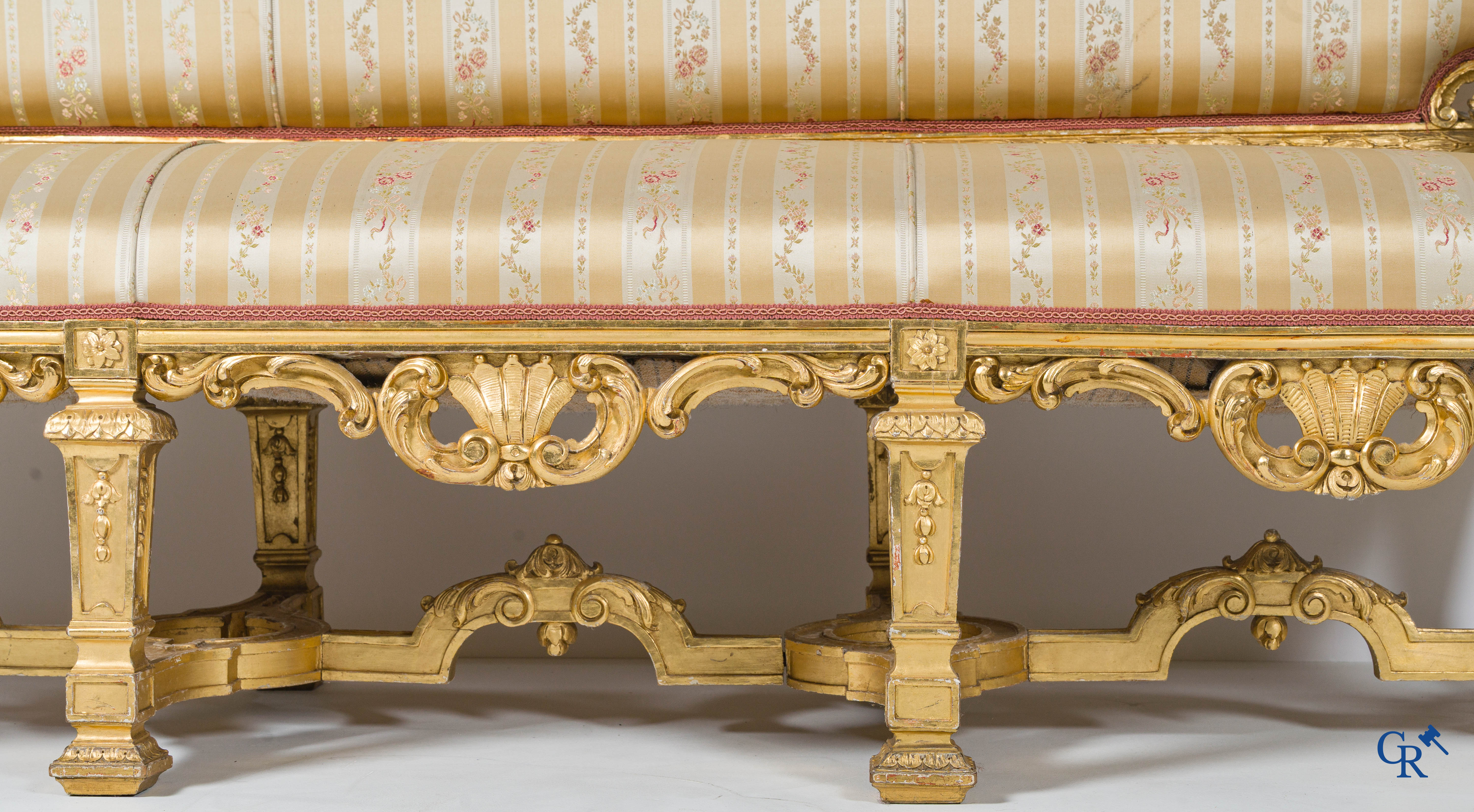 Napoleon III-periode. Een imposante 5-delig rijkelijk hout gesculpteerde en vergulde salon. Circa 1880.