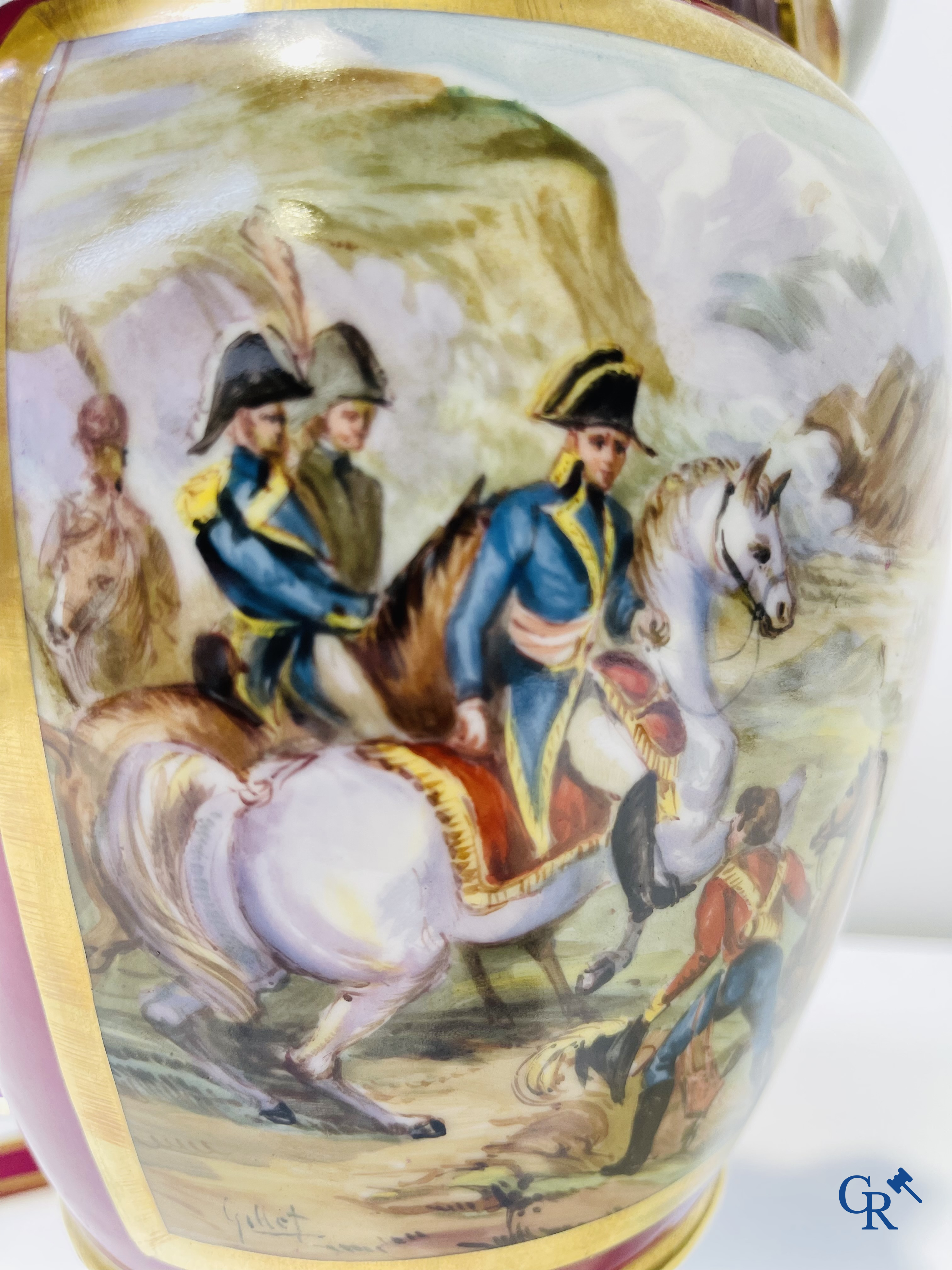 2 grands vases peints à la main en porcelaine de Paris avec des scènes de l'époque napoléonienne. Signé Gillet.