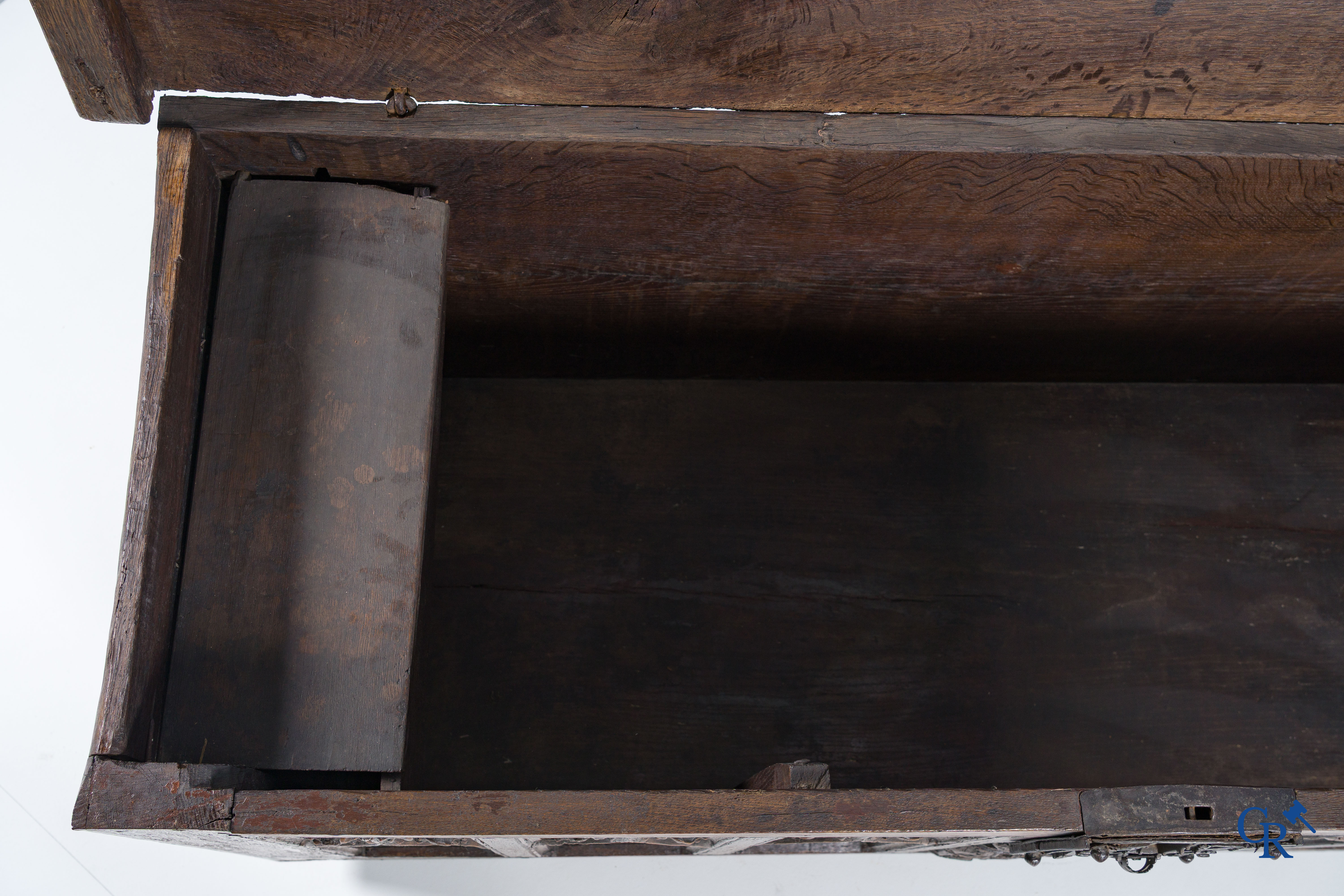 Gotiek. Een Gotische eikenhouten gesculpteerde koffer met zijn slotwerk in smeedijzer. 2de helft 15e eeuw.